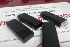 ¡Bienvenidos, profesionales de la mecánica! En Soluciones GuemaCAR, con 29 años de experiencia en diagnóstico, reparación y reprogramación de electrónica automotriz, somos líderes en el sector. Nos complace invitaros a participar en nuestros cursos de formación avanzada, diseñados para elevar la calidad y eficiencia de vuestros talleres. Cuerpo del Post: 1. Diagnóstico y Reparación de Centralitas Motor ECU (14 y 15 de Febrero) Aprovecha tres décadas de experiencia de GuemaCAR en este curso intensivo. Te enseñaremos todo sobre las centralitas motor ECU, fundamentales en la gestión moderna de motores. Más información y reservas aquí. 2. Curso de Osciloscopio Avanzado (22 y 23 de Febrero) El osciloscopio, una herramienta esencial en la electrónica automotriz. En este curso, descubrirás cómo usarlo para diagnósticos precisos y efectivos. Infórmate más aquí. 3. Formación Continua en Electrónica Automotriz En Soluciones GuemaCAR, la formación es un camino sin fin. Pronto ofreceremos cursos sobre reparación de cuadros de instrumentos, centralitas AIRBAG, protocolos de comunicación como CAN BUS, y técnicas de soldadura Reballing. Explora todos nuestros cursos aquí. Beneficios de Formarte con Nosotros: Bonificación FUNDAE: Como entidad organizativa reconocida por FUNDAE, te ofrecemos la posibilidad de bonificar parte de tu formación. Ahorro de Tiempo y Costes: Nuestra formación te capacita para diagnósticos y reparaciones rápidas, aumentando la rentabilidad y reputación de tu taller. Experiencia y Reconocimiento: Con 29 años en el sector, nuestra experiencia es tu garantía de calidad y conocimiento avanzado.