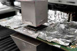 El Arte de la Precisión: Soldadura Reballing en la Electrónica del Automóvil En Soluciones GuemaCAR Laboratorio Avanzado del Automóvil, nos especializamos en el mantenimiento y reparación de la alta tecnología que impulsa los vehículos modernos. Uno de nuestros servicios más especializados es la soldadura Reballing, un proceso esencial para la reparación de unidades de control electrónico (ECUs) en vehículos. ¿Qué es la Soldadura Reballing? El Reballing es una técnica de soldadura de precisión que se utiliza para reparar las conexiones eléctricas en los circuitos integrados de una ECU. Este procedimiento se realiza cuando las conexiones originales, conocidas como "bolas de soldadura", fallan o se dañan debido a factores como el calor extremo o la vibración constante. El Proceso Paso a Paso Diagnóstico Inicial: Cada ECU se somete a una prueba exhaustiva para identificar los fallos específicos y las conexiones que requieren reballing. Preparación: La ECU se desmonta cuidadosamente y se limpia para eliminar cualquier residuo que pueda interferir con el proceso de soldadura. Eliminación: Utilizando equipos de precisión, las viejas bolas de soldadura se retiran cuidadosamente del circuito integrado y de la placa base de la ECU. Aplicación de Nuevas Bolas de Soldadura: Se aplica una nueva capa de bolas de soldadura al chip, utilizando una plantilla especial para garantizar una alineación perfecta. Recolocación: El chip se vuelve a colocar en la ECU, asegurándose de que todas las conexiones estén correctamente alineadas. Inspección y Prueba: Después de la soldadura, la ECU se inspecciona y se somete a una serie de pruebas para confirmar que todas las reparaciones se han realizado correctamente y que la unidad está funcionando según las especificaciones originales. Equipamiento de Vanguardia Utilizamos equipos de última generación para realizar el reballing, incluyendo estaciones de soldadura especializadas y máquinas de inspección óptica. En las imágenes adjuntas, se puede apreciar la precisión y el cuidado que implica el reballing, destacando el equipo