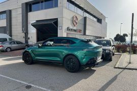 El Aston Martin DBX de 708 CV y la Elección de la Vanguardia Tecnológica en Soluciones GuemaCAR Cuando un vehículo tan impresionante como el Aston Martin DBX de 708 CV llega a nuestras instalaciones para la implementación de sistemas de vanguardia, no podemos más que sentir un profundo orgullo por la confianza depositada en Soluciones GuemaCAR. Es un testimonio del compromiso y la calidad que representamos en el ámbito de la electrónica automotriz, destacando nuestra posición como distribuidores e instaladores líderes, sin olvidar el honor que supone trabajar con cualquier vehículo, sin importar su gama. En Soluciones GuemaCAR, cada cliente y cada vehículo son recibidos con la misma pasión y dedicación, desde los superdeportivos hasta los más modestos. Este Aston Martin DBX no es solo un reflejo de la exquisitez automotriz; es también un voto de confianza hacia nuestra experiencia de 30 años en el diagnóstico, reparación, y reprogramación de averías electrónicas automotrices. Tecnología de Vanguardia para una Joya del Asfalto La instalación del Sistema de Aviso de Radar Stinger S8-50 con Inteligencia Artificial 2.0 en este icónico superdeportivo es un claro ejemplo de cómo la tecnología más avanzada se fusiona con la excelencia automotriz. Este sistema no solo es una herramienta poderosa contra las falsas alertas, eliminando por completo las molestias causadas por los sistemas BSM, sino que también introduce un escaneo paralelo capaz de discernir entre amenazas reales y falsas con una eficacia sin precedentes. El seguimiento simultáneo y en tiempo real de las señales de radar, junto con la tecnología de Omni-Polaridad, asegura una detección oportuna de radares policiales bajo cualquier condición, protegiendo así la integridad del conductor y del vehículo contra las tecnologías de radar más avanzadas. Seguridad Mejorada con IGLA 231 + GPS de Última Generación Más allá de la detección de radares, nos complace equipar el Aston Martin DB8 con el sistema antirrobo IGLA 231, complementado con un GPS de última generación 4G. Esta combinación no solo impide el arranque del motor a través de inhibición digital en OBD y CANBUS sino que también ofrece geolocalización avanzada, aumentando significativamente la seguridad del vehículo. En Soluciones GuemaCAR, entendemos que la excelencia de un vehículo como el Aston Martin DB8 merece una protección y una tecnología acordes a su grandeza. Nos enorgullece ser la elección de quienes buscan no solo mantener, sino elevar, la seguridad y el rendimiento de sus vehículos con soluciones que definen el estándar de la industria.