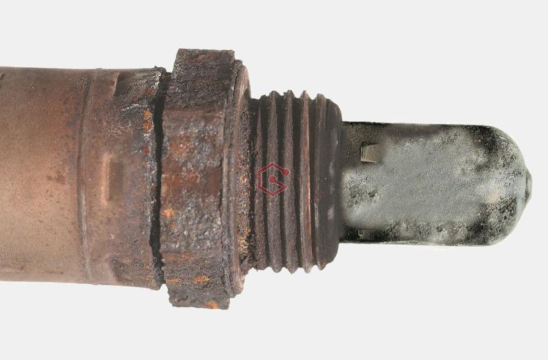 SONDA LAMBDA: En el tubo protector se pueden observar depósitos de tonalidad clara, ya sea blancos o grises. Esta situación suele relacionarse con la quema de aceite y aditivos por parte del motor, los cuales se mezclan con el combustible. La presencia de estos depósitos indica la necesidad de reemplazar la sonda y abordar la causa subyacente que ha provocado la combustión del aceite. Es imperativo identificar y solucionar la raíz del problema para evitar futuros daños y garantizar un funcionamiento óptimo del motor.