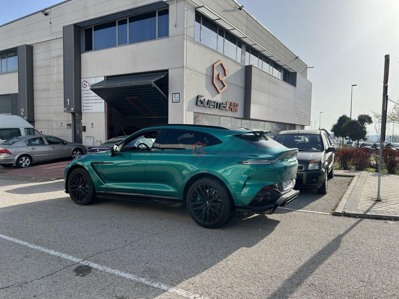 El Aston Martin DBX de 708 CV y la Elección de la Vanguardia Tecnológica en Soluciones GuemaCAR Cuando un vehículo tan impresionante como el Aston Martin DBX de 708 CV llega a nuestras instalaciones para la implementación de sistemas de vanguardia, no podemos más que sentir un profundo orgullo por la confianza depositada en Soluciones GuemaCAR. Es un testimonio del compromiso y la calidad que representamos en el ámbito de la electrónica automotriz, destacando nuestra posición como distribuidores e instaladores líderes, sin olvidar el honor que supone trabajar con cualquier vehículo, sin importar su gama. En Soluciones GuemaCAR, cada cliente y cada vehículo son recibidos con la misma pasión y dedicación, desde los superdeportivos hasta los más modestos. Este Aston Martin DBX no es solo un reflejo de la exquisitez automotriz; es también un voto de confianza hacia nuestra experiencia de 30 años en el diagnóstico, reparación, y reprogramación de averías electrónicas automotrices. Tecnología de Vanguardia para una Joya del Asfalto La instalación del Sistema de Aviso de Radar Stinger S8-50 con Inteligencia Artificial 2.0 en este icónico superdeportivo es un claro ejemplo de cómo la tecnología más avanzada se fusiona con la excelencia automotriz. Este sistema no solo es una herramienta poderosa contra las falsas alertas, eliminando por completo las molestias causadas por los sistemas BSM, sino que también introduce un escaneo paralelo capaz de discernir entre amenazas reales y falsas con una eficacia sin precedentes. El seguimiento simultáneo y en tiempo real de las señales de radar, junto con la tecnología de Omni-Polaridad, asegura una detección oportuna de radares policiales bajo cualquier condición, protegiendo así la integridad del conductor y del vehículo contra las tecnologías de radar más avanzadas. Seguridad Mejorada con IGLA 231 + GPS de Última Generación Más allá de la detección de radares, nos complace equipar el Aston Martin DB8 con el sistema antirrobo IGLA 231, complementado con un GPS de última generación 4G. Esta combinación no solo impide el arranque del motor a través de inhibición digital en OBD y CANBUS sino que también ofrece geolocalización avanzada, aumentando significativamente la seguridad del vehículo. En Soluciones GuemaCAR, entendemos que la excelencia de un vehículo como el Aston Martin DB8 merece una protección y una tecnología acordes a su grandeza. Nos enorgullece ser la elección de quienes buscan no solo mantener, sino elevar, la seguridad y el rendimiento de sus vehículos con soluciones que definen el estándar de la industria.