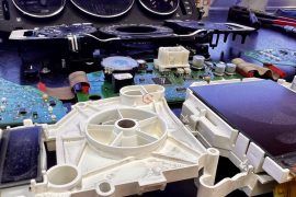Cuadro de instrumentos de un Mercedes con retroiluminación fallida, reparado por Soluciones GuemaCAR Laboratorio Avanzado Automotriz, especialistas con 20 años de experiencia en la reparación de cuadros de instrumentos para talleres mecánicos profesionales.