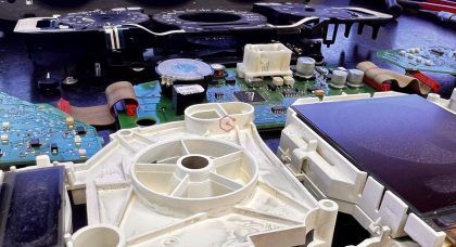 Cuadro de instrumentos de un Mercedes con retroiluminación fallida, reparado por Soluciones GuemaCAR Laboratorio Avanzado Automotriz, especialistas con 20 años de experiencia en la reparación de cuadros de instrumentos para talleres mecánicos profesionales.