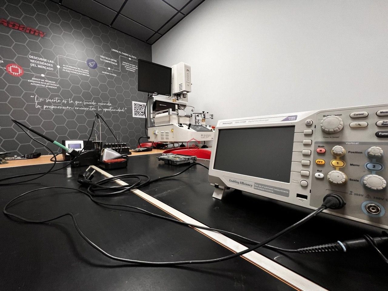 GuemaCAR Academy CURSOS FORMACIÓN ELECTRÓNICA AVANZADA AUTOMOVIL CURSOS ELECTRÓNICA AUTOMOTRIZ PARA TALLERES MECÁNICOS. SOLUCIONES GUEMACAR LABORATORIO AVANZADO ELECTRÓNICA AUTOMÓVIL CURSOS PRESENCIALES CENTRO ORGANIZATIVO FUNDAE