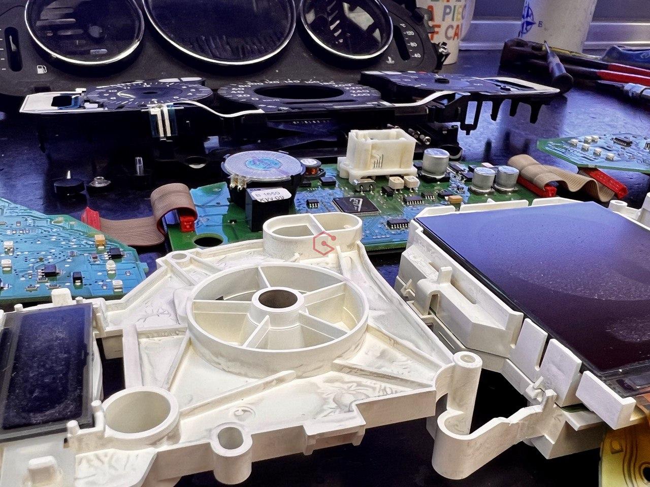Cuadro de instrumentos de un Mercedes con retroiluminación fallida, reparado por Soluciones GuemaCAR Laboratorio Avanzado Automotriz, especialistas con 20 años de experiencia en la reparación de cuadros de instrumentos para talleres mecánicos profesionales.