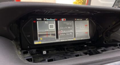 reparación pantalla Citroën C4 Picasso, pantalla multifuncional negra, pantalla Citroën no enciende, reparación electrónica Citroën C4, avería pantalla Citroën taxi, reparación pantalla taxi, taller electrónica automotriz.