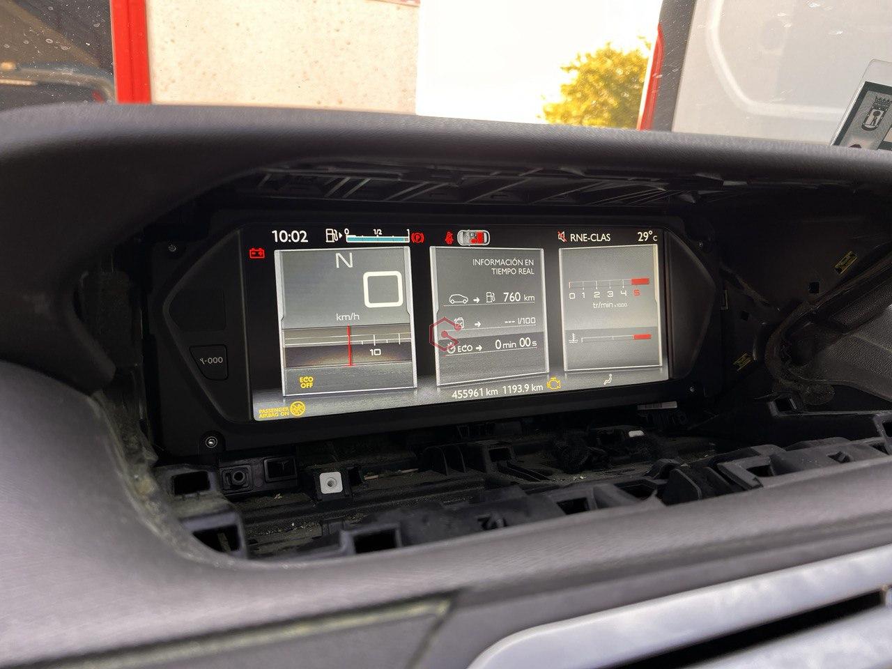 reparación pantalla Citroën C4 Picasso, pantalla multifuncional negra, pantalla Citroën no enciende, reparación electrónica Citroën C4, avería pantalla Citroën taxi, reparación pantalla taxi, taller electrónica automotriz.
