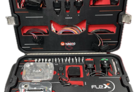 FLEX: La herramienta definitiva para talleres de mecatrónica En Soluciones GuemaCAR Laboratorio Electrónica Automotriz, con 30 años de experiencia en el sector, te presentamos FLEX, la herramienta más avanzada para la programación y ajuste de las ECU (Unidades de Control del Motor) en vehículos modernos. Diseñada para los profesionales de la mecatrónica, FLEX respalda los últimos desarrollos en la puesta a punto y reparación automotriz, ofreciendo una solución versátil, personalizable y completamente configurable para tus necesidades. Características Destacadas de FLEX Programación rápida de ECU: FLEX permite una programación ágil y precisa de las ECU, optimizando el rendimiento de los vehículos con la máxima eficiencia. Compatibilidad con más de 25,000 vehículos: Flexibiliza tu trabajo con una herramienta compatible con una amplia gama de marcas y modelos de vehículos, desde automóviles de pasajeros hasta vehículos comerciales. Software intuitivo y fácil de usar: Con una interfaz de usuario amigable y funcional, el software de FLEX te facilita el acceso a todas las funciones, incluso si eres nuevo en la puesta a punto electrónica. Totalmente personalizable: Personaliza FLEX a tu estilo, carga el logotipo de tu taller y crea tu propio dispositivo de chiptuning único en el mercado. Garantía limitada de por vida: Confía en la durabilidad y calidad de FLEX con una garantía que respalda tu inversión a largo plazo. Soporte técnico experto: Disfruta de un soporte técnico especializado que te ayudará a resolver cualquier duda o problema, asegurando que tu herramienta esté siempre lista para funcionar. ¿Por qué elegir FLEX para tu taller? En un entorno de reparación automotriz en constante evolución, contar con herramientas innovadoras es clave para mantenerse competitivo. FLEX te proporciona la capacidad de ajustar y reparar vehículos modernos con rapidez y precisión, optimizando tiempos y maximizando resultados. Con su diseño personalizable y su amplia compatibilidad, FLEX no solo mejora tus procesos, sino que también te permite ofrecer un servicio exclusivo a tus clientes. Lleva tu taller al siguiente nivel con FLEX No dejes que tu taller se quede atrás. Con FLEX, tendrás a tu disposición una de las herramientas más avanzadas del mercado para la programación y ajuste de ECU. Mejora la eficiencia de tu trabajo y ofrece a tus clientes un servicio de chiptuning único y profesional. Compra ahora en Soluciones GuemaCAR y transforma tu forma de trabajar.