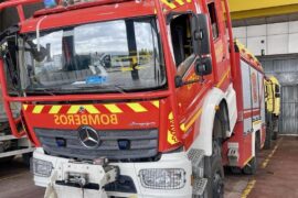 Potenciación de Camiones de Bomberos de la Comunidad de Madrid: Una Colaboración Estratégica con Soluciones GuemaCAR La colaboración entre los cuerpos de bomberos de la Comunidad de Madrid y Soluciones GuemaCAR Laboratorio Electrónica Automotriz ha dado un salto cualitativo en el ámbito de la seguridad y la eficiencia en situaciones de emergencia. Gracias a la reprogramación de mapas de motor, un innovador proceso que mejora la potencia de los vehículos, los camiones de bomberos han experimentado un cambio significativo en su capacidad de respuesta y desempeño en las condiciones más extremas. Este proyecto, llevado a cabo por los ingenieros de Soluciones GuemaCAR, destaca por su impacto en la seguridad de los equipos de emergencia y por garantizar tiempos de respuesta más rápidos en situaciones donde cada segundo cuenta.