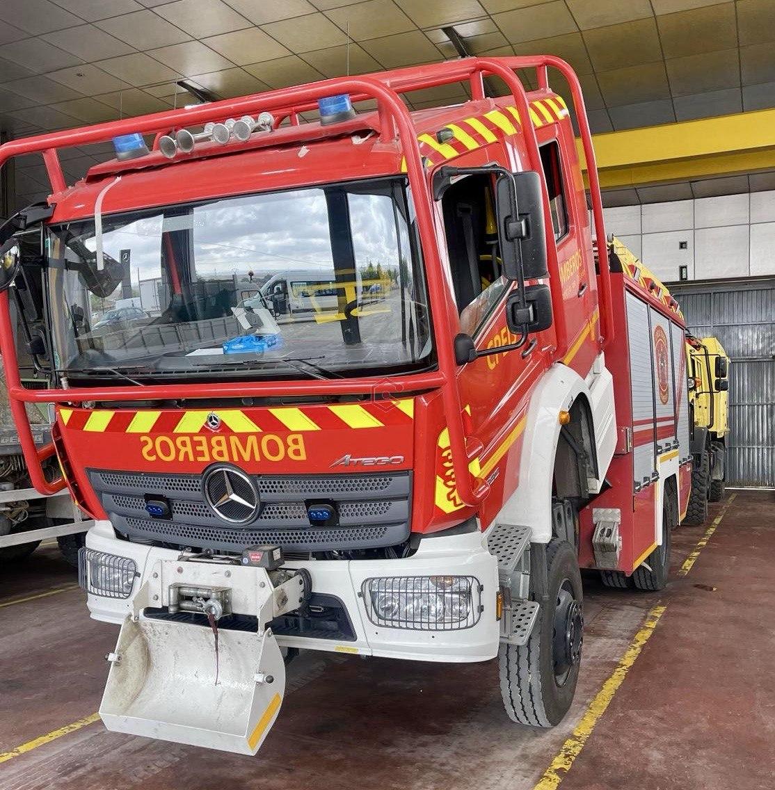 Potenciación de Camiones de Bomberos de la Comunidad de Madrid: Una Colaboración Estratégica con Soluciones GuemaCAR La colaboración entre los cuerpos de bomberos de la Comunidad de Madrid y Soluciones GuemaCAR Laboratorio Electrónica Automotriz ha dado un salto cualitativo en el ámbito de la seguridad y la eficiencia en situaciones de emergencia. Gracias a la reprogramación de mapas de motor, un innovador proceso que mejora la potencia de los vehículos, los camiones de bomberos han experimentado un cambio significativo en su capacidad de respuesta y desempeño en las condiciones más extremas. Este proyecto, llevado a cabo por los ingenieros de Soluciones GuemaCAR, destaca por su impacto en la seguridad de los equipos de emergencia y por garantizar tiempos de respuesta más rápidos en situaciones donde cada segundo cuenta.