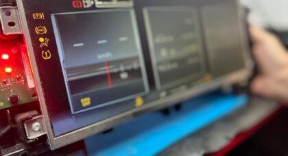 Reparación del Cuadro de Instrumentos Digital Cockpit Peugeot 5008 en Soluciones GuemaCAR: Tecnología, Precisión y Ahorro Garantizado