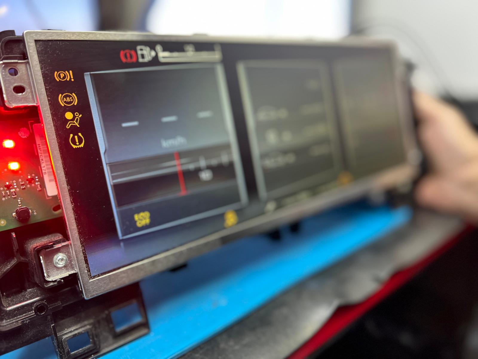 Reparación del Cuadro de Instrumentos Digital Cockpit Peugeot 5008 en Soluciones GuemaCAR: Tecnología, Precisión y Ahorro Garantizado