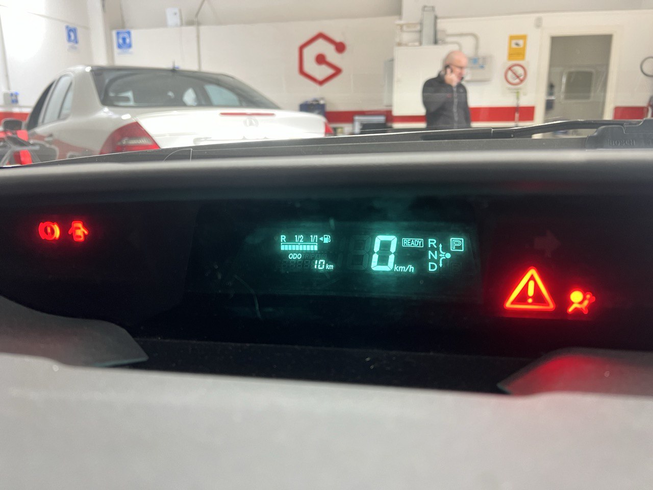 Reparar Cuadro Instrumentos Kilometraje Toyota Prius 399999 Kilómetros. ¿Toyota Prius ha llegado a 299.999 km y el cuentakilómetros se detuvo? En GuemaCAR tienes reparación profesional con certificado de Km