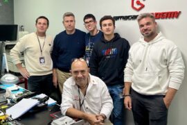 Vive la experiencia de la formación avanzada en electrónica automotriz con los cursos de GuemaCAR Academy. Aprende sobre diagnóstico, reparación, clonación y reprogramación de ECU. ¡Formación bonificada FUNDAE disponible!