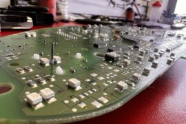 Reparación Cuadro Instrumentos Mercedes Clase B Luz ABS Encendida y las demás apagadas. Reparar en Soluciones GuemaCAR Laboratorio Electrónica Automotriz