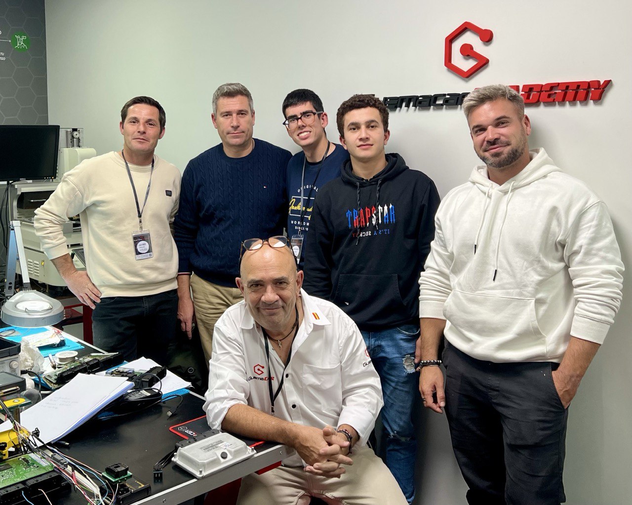 Vive la experiencia de la formación avanzada en electrónica automotriz con los cursos de GuemaCAR Academy. Aprende sobre diagnóstico, reparación, clonación y reprogramación de ECU. ¡Formación bonificada FUNDAE disponible!