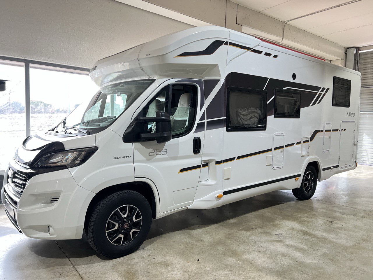 IGLA 231 utiliza tecnología de inmovilización electrónica de última generación, diseñada específicamente para evitar que los ladrones puedan robar tu autocaravana, incluso si tienen las herramientas más sofisticadas. A continuación, te explicamos cómo lo hace: 1. Tarjetas de Aproximación: Seguridad Instantánea sin Contacto Imagina que tu vehículo está estacionado y, mientras te acercas, tu tarjeta de aproximación automáticamente desactiva el sistema de inmovilización. Es tan sencillo como acercarte con la tarjeta en tu bolsillo y entrar sin tener que hacer nada más. Pero si los ladrones intentan acercarse sin la tarjeta, el motor no arrancará. No hay forma de hackear o copiar esta tarjeta. Lo que significa que, incluso si se acercan con malas intenciones, tu autocaravana está completamente bloqueada. 2. Clave Secuencial en el Volante: Solo Tú Sabes la Combinación Los ladrones más astutos pueden intentar burlar la seguridad física, pero no podrán escapar de la clave secuencial del volante. Para arrancar el motor, debes presionar una secuencia de botones en el volante que solo tú conoces. Sin esta clave, no hay forma de encender el motor, ni aunque tengan el coche bajo control. 3. La App: Control Total de la Seguridad desde Tu Móvil Gracias a la app de IGLA 231, puedes ver el estado de tu autocaravana y controlarla desde tu móvil. Imagina estar en una cafetería a kilómetros de tu vehículo y recibir una notificación de que alguien está intentando manipular tu sistema de seguridad. ¡Podrás actuar al instante! Esto no es ciencia ficción. Es la realidad, y tú puedes tenerlo en la palma de tu mano. 4. Inhibición de CANBUS y OBD: Protege Tu Autocaravana de los Hackers Más Sofisticados Aquí es donde IGLA 231 marca la diferencia con otros sistemas de seguridad. El CANBUS y el OBD son las puertas de entrada más utilizadas por los ladrones para hackear vehículos modernos. Los ladrones intentan conectarse al OBD para alterar el sistema electrónico y arrancar el motor. Pero con IGLA 231, todo eso está bloqueado. Los intentos de hackeo quedan sin efecto. Además, IGLA 231 inhibe la red CANBUS, que es el sistema que conecta todos los componentes electrónicos de tu vehículo. Esto significa que, incluso si intentan desconectar el sistema de seguridad desde el interior, no podrán hacerlo. 5. Antiduplicado de Llaves: No Más Clonaciones Si los ladrones intentan clonar la llave de tu autocaravana, se encontrarán con un sistema infalible. IGLA 231 tiene tecnología antiduplicado de llaves, lo que asegura que ninguna llave clonada funcionará. Incluso si tienen acceso al sistema de tu vehículo, no podrán robarlo sin la llave original y sin la clave secuencial.