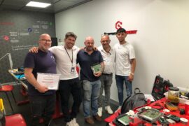 🎓 Cerramos el curso 2024/2025 en GuemaCAR Academy con emoción, orgullo… y nuevas plazas para el próximo año Desde Soluciones GuemaCAR – Laboratorio de Electrónica Automotriz, queremos compartir con todos y todas un momento muy especial: este mes de junio 2025 hemos cerrado oficialmente el año lectivo 2024/2025 en GuemaCAR Academy, nuestra academia de formación especializada en electrónica del automóvil. Y lo hacemos con el corazón lleno de gratitud. 👉 A todos los alumnos y alumnas que habéis confiado en nosotros a lo largo de este curso: Gracias. De verdad. Gracias por apostar por la formación técnica de calidad, por venir con ganas de aprender, por empaparos de conocimientos reales de taller, y por hacer de cada clase una experiencia única. Ha sido un año de crecimiento, esfuerzo y evolución. Y para nosotros, como formadores y profesionales de la electrónica automotriz, ha sido un honor acompañar ese camino. ⚙️ Un curso para convertirte en especialista en Electrónica del Automóvil En GuemaCAR Academy no enseñamos teoría que se queda en los libros. 🛠️ Enseñamos lo que vivimos a diario en nuestro laboratorio técnico: Diagnóstico avanzado de centralitas motor (ECU) Reparación y sustitución de componentes electrónicos Clonación de unidades Reprogramación profesional (Stage 1, EGR, DPF, AdBlue, etc.) Manejo de herramientas reales de trabajo (KESS, KTAG, Autotuner, Flex, XHORSE, etc.) Casos reales de averías y cómo resolverlas paso a paso Es una formación presencial, práctica y con plazas limitadas, impartida por técnicos que están a pie de banco todos los días. Aprendés con centralitas reales, averías reales, soluciones reales. 📢 Abrimos matrícula para el curso 2025/2026 ¿Querés especializarte en una de las áreas más demandadas del sector de la automoción? La electrónica es el presente (y el futuro) del automóvil. Y si sabés reparar, diagnosticar y reprogramar, tu perfil profesional se multiplica por diez. 📅 El nuevo curso arranca el 25 y 26 de septiembre de 2025 👨‍🔧 Y ya podés reservar tu plaza desde ahora mismo. 🚨 Atención: actualmente quedan solo 4 plazas disponibles de las 5 ofertadas. 👉 Haz clic aquí para ver toda la info del curso y reservar 💬 ¿A quién va dirigido este curso? Mecánicos que quieren evolucionar hacia la electrónica Profesionales del diagnóstico que quieren dominar reprogramación y clonación Técnicos que buscan independencia en averías electrónicas Emprendedores del sector que quieren montar su propio banco de trabajo 🔧 No necesitás ser ingeniero ni tener conocimientos previos de electrónica. Lo que necesitás es ganas de aprender y dar un salto profesional real. 💥 Esto no es un curso más. Es una inversión en tu futuro. En GuemaCAR Academy formamos técnicos completos, con conocimientos aplicables desde el día uno, listos para enfrentarse a averías complejas, dominar software especializado y trabajar con autonomía. 🎯 Formación 100% práctica 📍 Presencial en nuestras instalaciones técnicas 📆 Fechas cerradas: septiembre 2025 👨‍🏫 Plazas limitadas por grupo para garantizar aprendizaje individual 📜 Certificado al finalizar