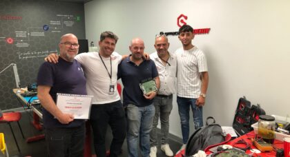 🎓 Cerramos el curso 2024/2025 en GuemaCAR Academy con emoción, orgullo… y nuevas plazas para el próximo año Desde Soluciones GuemaCAR – Laboratorio de Electrónica Automotriz, queremos compartir con todos y todas un momento muy especial: este mes de junio 2025 hemos cerrado oficialmente el año lectivo 2024/2025 en GuemaCAR Academy, nuestra academia de formación especializada en electrónica del automóvil. Y lo hacemos con el corazón lleno de gratitud. 👉 A todos los alumnos y alumnas que habéis confiado en nosotros a lo largo de este curso: Gracias. De verdad. Gracias por apostar por la formación técnica de calidad, por venir con ganas de aprender, por empaparos de conocimientos reales de taller, y por hacer de cada clase una experiencia única. Ha sido un año de crecimiento, esfuerzo y evolución. Y para nosotros, como formadores y profesionales de la electrónica automotriz, ha sido un honor acompañar ese camino. ⚙️ Un curso para convertirte en especialista en Electrónica del Automóvil En GuemaCAR Academy no enseñamos teoría que se queda en los libros. 🛠️ Enseñamos lo que vivimos a diario en nuestro laboratorio técnico: Diagnóstico avanzado de centralitas motor (ECU) Reparación y sustitución de componentes electrónicos Clonación de unidades Reprogramación profesional (Stage 1, EGR, DPF, AdBlue, etc.) Manejo de herramientas reales de trabajo (KESS, KTAG, Autotuner, Flex, XHORSE, etc.) Casos reales de averías y cómo resolverlas paso a paso Es una formación presencial, práctica y con plazas limitadas, impartida por técnicos que están a pie de banco todos los días. Aprendés con centralitas reales, averías reales, soluciones reales. 📢 Abrimos matrícula para el curso 2025/2026 ¿Querés especializarte en una de las áreas más demandadas del sector de la automoción? La electrónica es el presente (y el futuro) del automóvil. Y si sabés reparar, diagnosticar y reprogramar, tu perfil profesional se multiplica por diez. 📅 El nuevo curso arranca el 25 y 26 de septiembre de 2025 👨‍🔧 Y ya podés reservar tu plaza desde ahora mismo. 🚨 Atención: actualmente quedan solo 4 plazas disponibles de las 5 ofertadas. 👉 Haz clic aquí para ver toda la info del curso y reservar 💬 ¿A quién va dirigido este curso? Mecánicos que quieren evolucionar hacia la electrónica Profesionales del diagnóstico que quieren dominar reprogramación y clonación Técnicos que buscan independencia en averías electrónicas Emprendedores del sector que quieren montar su propio banco de trabajo 🔧 No necesitás ser ingeniero ni tener conocimientos previos de electrónica. Lo que necesitás es ganas de aprender y dar un salto profesional real. 💥 Esto no es un curso más. Es una inversión en tu futuro. En GuemaCAR Academy formamos técnicos completos, con conocimientos aplicables desde el día uno, listos para enfrentarse a averías complejas, dominar software especializado y trabajar con autonomía. 🎯 Formación 100% práctica 📍 Presencial en nuestras instalaciones técnicas 📆 Fechas cerradas: septiembre 2025 👨‍🏫 Plazas limitadas por grupo para garantizar aprendizaje individual 📜 Certificado al finalizar