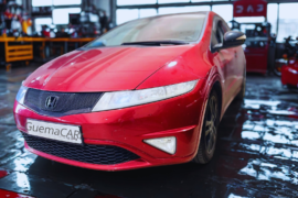 Reparación de ECU en Honda Civic: Diagnóstico y Solución a Problema de Arranque en Caliente En Soluciones GuemaCAR, nos especializamos en diagnosticar y reparar fallos electrónicos en automóviles, utilizando tecnología avanzada para brindar soluciones eficientes y confiables. Hoy te hablamos de un caso específico en un Honda Civic que presentaba problemas con el arranque del motor cuando el vehículo estaba caliente. A continuación, te explicamos cómo diagnosticamos el fallo y cómo lo solucionamos. El Problema: Imposibilidad de Arranque en Caliente El vehículo que nos ingresó fue un Honda Civic con la matrícula 4510 GXM (aproximadamente año 2011). El conductor nos reportó que el coche no arrancaba cuando estaba caliente. Esta avería es relativamente común, especialmente en modelos más antiguos o con componentes electrónicos complejos. Diagnóstico del Error: Fallo en la ECU Tras realizar el diagnóstico con nuestro equipo de escaneo de última generación, identificamos un fallo permanente y provisional en el módulo de control del motor (ECU) que se manifestaba con el código P0602. Este código es típico de un error de programación de la ECU, en este caso, relacionado con la falta de comunicación con el calculador motor. Este problema se detectó en la ECU Bosch EDC16C7, que es responsable de controlar varios aspectos cruciales del motor y el sistema electrónico del vehículo. La avería impedía que la ECU gestionara correctamente el arranque del motor, lo que resultaba en la imposibilidad de arranque en caliente. La Reparación: Reemplazo de Componentes y Actualización de Software En este caso, la reparación consistió en reemplazar los componentes internos dañados de la ECU y actualizar el software original de la unidad de control del motor. Esta actualización asegura que el módulo de control funcione correctamente y pueda comunicarse sin problemas con otros componentes electrónicos del vehículo. El proceso de reparación no solo resolvió el problema inmediato de arranque, sino que también garantizó que el vehículo pueda seguir funcionando con seguridad y eficacia a largo plazo. Detalles Técnicos de la ECU Bosch EDC16C7 La ECU Bosch EDC16C7 es un módulo de control de motor común en muchos vehículos europeos, especialmente en aquellos fabricados por marcas como Honda, que utilizan tecnología Bosch para el control del motor. Esta ECU es responsable de gestionar el rendimiento del motor, la inyección de combustible, las emisiones y otros sistemas relacionados con la eficiencia del vehículo. Uno de los problemas comunes con esta unidad es la pérdida de comunicación con otros sistemas del vehículo, como los sensores de temperatura, presión de combustible y sensores de posición del árbol de levas. Esta falta de comunicación puede llevar a fallos en el arranque y a una disminución en el rendimiento del motor. Problemas Típicos de la ECU Bosch EDC16C7: Error en la comunicación con sensores: A menudo la ECU pierde la capacidad de comunicarse con los sensores del vehículo, lo que puede llevar a fallos en la inyección de combustible y al encendido. Fallas en el arranque en caliente: La ECU, si no está correctamente programada o tiene fallos en sus componentes internos, puede impedir que el motor arranque correctamente cuando está caliente. Fallas eléctricas adicionales: Si no se repara a tiempo, una ECU defectuosa puede causar fallas más graves en el sistema eléctrico del vehículo, afectando a otros módulos electrónicos. Impacto de No Reparar la ECU Si esta avería no se hubiera reparado a tiempo, además de la imposibilidad de arranque en caliente, la ECU podría haber generado fallos más graves en el sistema electrónico del vehículo en el futuro. Los componentes electrónicos defectuosos pueden afectar a sistemas clave como: El sistema de inyección de combustible, lo que puede provocar una pérdida de potencia o un consumo excesivo de combustible. Los sistemas de control de emisiones, lo que podría generar fallos en la inspección técnica de vehículos (ITV) debido a la mala gestión de las emisiones. Otros módulos electrónicos, que podrían quedar desbordados por la falta de comunicación de la ECU, provocando averías adicionales que podrían ser costosas de reparar. Conclusión El fallo en la ECU Bosch EDC16C7 del Honda Civic fue una avería que afectó directamente al arranque del motor cuando estaba caliente. Sin embargo, gracias a la reparación de los componentes internos y la actualización del software original, hemos solucionado el problema y evitado futuros fallos en el sistema electrónico del vehículo. En Soluciones GuemaCAR, nos especializamos en la diagnosis y reparación de fallos electrónicos de vehículos. Si tu vehículo presenta problemas similares o cualquier otra avería electrónica, no dudes en contactarnos para obtener una solución profesional y eficiente.