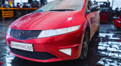Reparación de ECU en Honda Civic: Diagnóstico y Solución a Problema de Arranque en Caliente En Soluciones GuemaCAR, nos especializamos en diagnosticar y reparar fallos electrónicos en automóviles, utilizando tecnología avanzada para brindar soluciones eficientes y confiables. Hoy te hablamos de un caso específico en un Honda Civic que presentaba problemas con el arranque del motor cuando el vehículo estaba caliente. A continuación, te explicamos cómo diagnosticamos el fallo y cómo lo solucionamos. El Problema: Imposibilidad de Arranque en Caliente El vehículo que nos ingresó fue un Honda Civic con la matrícula 4510 GXM (aproximadamente año 2011). El conductor nos reportó que el coche no arrancaba cuando estaba caliente. Esta avería es relativamente común, especialmente en modelos más antiguos o con componentes electrónicos complejos. Diagnóstico del Error: Fallo en la ECU Tras realizar el diagnóstico con nuestro equipo de escaneo de última generación, identificamos un fallo permanente y provisional en el módulo de control del motor (ECU) que se manifestaba con el código P0602. Este código es típico de un error de programación de la ECU, en este caso, relacionado con la falta de comunicación con el calculador motor. Este problema se detectó en la ECU Bosch EDC16C7, que es responsable de controlar varios aspectos cruciales del motor y el sistema electrónico del vehículo. La avería impedía que la ECU gestionara correctamente el arranque del motor, lo que resultaba en la imposibilidad de arranque en caliente. La Reparación: Reemplazo de Componentes y Actualización de Software En este caso, la reparación consistió en reemplazar los componentes internos dañados de la ECU y actualizar el software original de la unidad de control del motor. Esta actualización asegura que el módulo de control funcione correctamente y pueda comunicarse sin problemas con otros componentes electrónicos del vehículo. El proceso de reparación no solo resolvió el problema inmediato de arranque, sino que también garantizó que el vehículo pueda seguir funcionando con seguridad y eficacia a largo plazo. Detalles Técnicos de la ECU Bosch EDC16C7 La ECU Bosch EDC16C7 es un módulo de control de motor común en muchos vehículos europeos, especialmente en aquellos fabricados por marcas como Honda, que utilizan tecnología Bosch para el control del motor. Esta ECU es responsable de gestionar el rendimiento del motor, la inyección de combustible, las emisiones y otros sistemas relacionados con la eficiencia del vehículo. Uno de los problemas comunes con esta unidad es la pérdida de comunicación con otros sistemas del vehículo, como los sensores de temperatura, presión de combustible y sensores de posición del árbol de levas. Esta falta de comunicación puede llevar a fallos en el arranque y a una disminución en el rendimiento del motor. Problemas Típicos de la ECU Bosch EDC16C7: Error en la comunicación con sensores: A menudo la ECU pierde la capacidad de comunicarse con los sensores del vehículo, lo que puede llevar a fallos en la inyección de combustible y al encendido. Fallas en el arranque en caliente: La ECU, si no está correctamente programada o tiene fallos en sus componentes internos, puede impedir que el motor arranque correctamente cuando está caliente. Fallas eléctricas adicionales: Si no se repara a tiempo, una ECU defectuosa puede causar fallas más graves en el sistema eléctrico del vehículo, afectando a otros módulos electrónicos. Impacto de No Reparar la ECU Si esta avería no se hubiera reparado a tiempo, además de la imposibilidad de arranque en caliente, la ECU podría haber generado fallos más graves en el sistema electrónico del vehículo en el futuro. Los componentes electrónicos defectuosos pueden afectar a sistemas clave como: El sistema de inyección de combustible, lo que puede provocar una pérdida de potencia o un consumo excesivo de combustible. Los sistemas de control de emisiones, lo que podría generar fallos en la inspección técnica de vehículos (ITV) debido a la mala gestión de las emisiones. Otros módulos electrónicos, que podrían quedar desbordados por la falta de comunicación de la ECU, provocando averías adicionales que podrían ser costosas de reparar. Conclusión El fallo en la ECU Bosch EDC16C7 del Honda Civic fue una avería que afectó directamente al arranque del motor cuando estaba caliente. Sin embargo, gracias a la reparación de los componentes internos y la actualización del software original, hemos solucionado el problema y evitado futuros fallos en el sistema electrónico del vehículo. En Soluciones GuemaCAR, nos especializamos en la diagnosis y reparación de fallos electrónicos de vehículos. Si tu vehículo presenta problemas similares o cualquier otra avería electrónica, no dudes en contactarnos para obtener una solución profesional y eficiente.