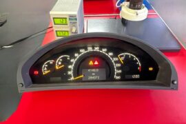 Síntomas Comunes de Averías en Cuadros de Instrumentos de Mercedes-Benz Los cuadros de instrumentos de Mercedes-Benz son sofisticados y requieren un diagnóstico y reparación especializada. Algunos de los síntomas más comunes que indican que tu cuadro de instrumentos puede estar fallando son: Pantalla apagada: Si el cuadro de instrumentos de tu Mercedes-Benz no enciende o muestra una pantalla en blanco, podría deberse a un problema con la alimentación del sistema o un fallo en el circuito principal. Luces de advertencia encendidas: Las luces de advertencia, como las de frenos, batería, o motor, permanecen encendidas sin una razón evidente, lo que podría indicar un problema con los sensores o el tablero de instrumentos. Lecturas erróneas: Si los medidores, como la velocidad, los RPM o el nivel de combustible, muestran lecturas incorrectas o fluctúan sin motivo aparente, esto podría indicar un fallo en los circuitos internos. Falta de respuesta de los indicadores: Si los indicadores de velocidad, temperatura o nivel de combustible no responden correctamente, probablemente tu cuadro de instrumentos esté dañado o necesite una reparación urgente.