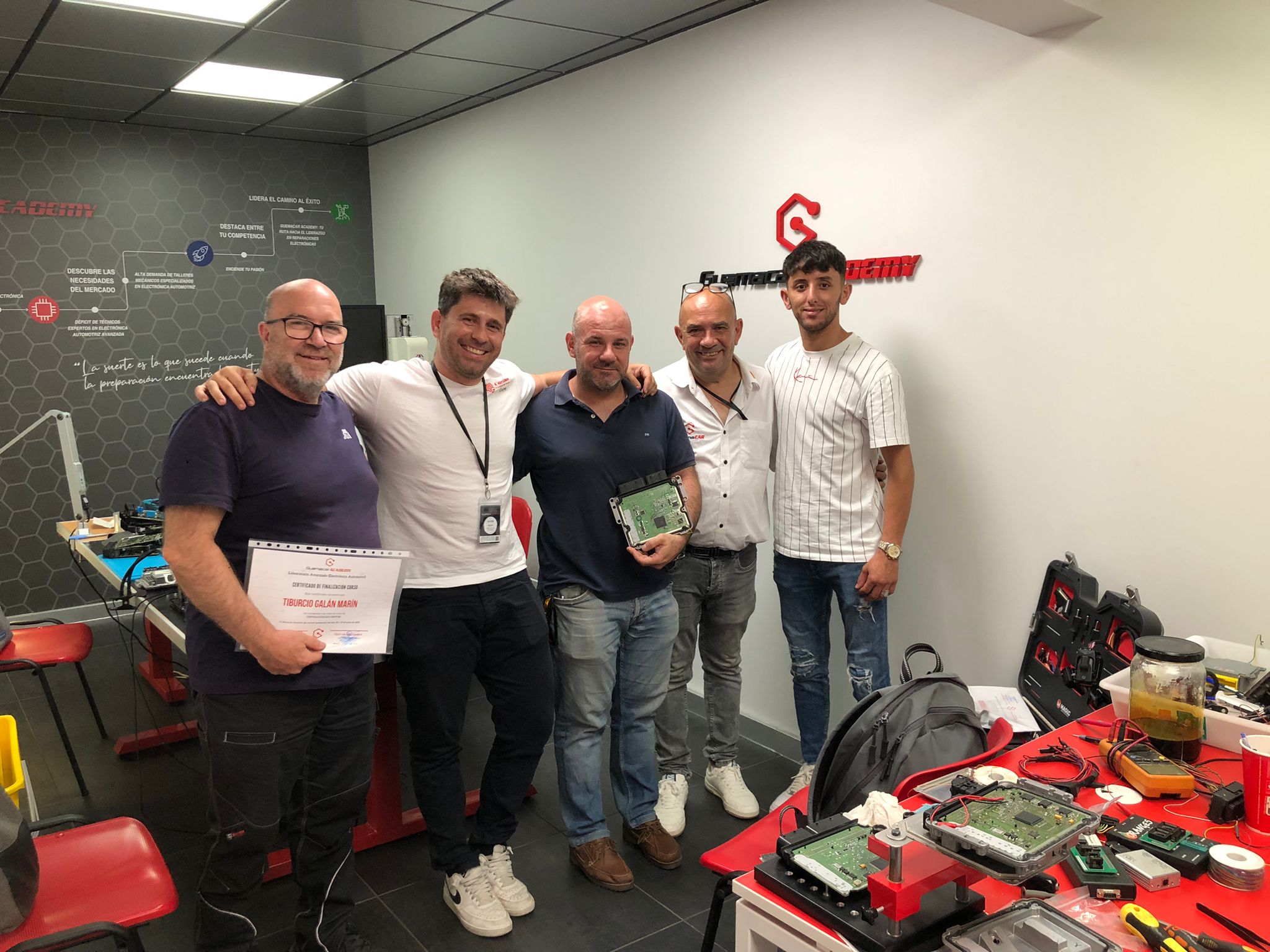 🎓 Cerramos el curso 2024/2025 en GuemaCAR Academy con emoción, orgullo… y nuevas plazas para el próximo año Desde Soluciones GuemaCAR – Laboratorio de Electrónica Automotriz, queremos compartir con todos y todas un momento muy especial: este mes de junio 2025 hemos cerrado oficialmente el año lectivo 2024/2025 en GuemaCAR Academy, nuestra academia de formación especializada en electrónica del automóvil. Y lo hacemos con el corazón lleno de gratitud. 👉 A todos los alumnos y alumnas que habéis confiado en nosotros a lo largo de este curso: Gracias. De verdad. Gracias por apostar por la formación técnica de calidad, por venir con ganas de aprender, por empaparos de conocimientos reales de taller, y por hacer de cada clase una experiencia única. Ha sido un año de crecimiento, esfuerzo y evolución. Y para nosotros, como formadores y profesionales de la electrónica automotriz, ha sido un honor acompañar ese camino. ⚙️ Un curso para convertirte en especialista en Electrónica del Automóvil En GuemaCAR Academy no enseñamos teoría que se queda en los libros. 🛠️ Enseñamos lo que vivimos a diario en nuestro laboratorio técnico: Diagnóstico avanzado de centralitas motor (ECU) Reparación y sustitución de componentes electrónicos Clonación de unidades Reprogramación profesional (Stage 1, EGR, DPF, AdBlue, etc.) Manejo de herramientas reales de trabajo (KESS, KTAG, Autotuner, Flex, XHORSE, etc.) Casos reales de averías y cómo resolverlas paso a paso Es una formación presencial, práctica y con plazas limitadas, impartida por técnicos que están a pie de banco todos los días. Aprendés con centralitas reales, averías reales, soluciones reales. 📢 Abrimos matrícula para el curso 2025/2026 ¿Querés especializarte en una de las áreas más demandadas del sector de la automoción? La electrónica es el presente (y el futuro) del automóvil. Y si sabés reparar, diagnosticar y reprogramar, tu perfil profesional se multiplica por diez. 📅 El nuevo curso arranca el 25 y 26 de septiembre de 2025 👨‍🔧 Y ya podés reservar tu plaza desde ahora mismo. 🚨 Atención: actualmente quedan solo 4 plazas disponibles de las 5 ofertadas. 👉 Haz clic aquí para ver toda la info del curso y reservar 💬 ¿A quién va dirigido este curso? Mecánicos que quieren evolucionar hacia la electrónica Profesionales del diagnóstico que quieren dominar reprogramación y clonación Técnicos que buscan independencia en averías electrónicas Emprendedores del sector que quieren montar su propio banco de trabajo 🔧 No necesitás ser ingeniero ni tener conocimientos previos de electrónica. Lo que necesitás es ganas de aprender y dar un salto profesional real. 💥 Esto no es un curso más. Es una inversión en tu futuro. En GuemaCAR Academy formamos técnicos completos, con conocimientos aplicables desde el día uno, listos para enfrentarse a averías complejas, dominar software especializado y trabajar con autonomía. 🎯 Formación 100% práctica 📍 Presencial en nuestras instalaciones técnicas 📆 Fechas cerradas: septiembre 2025 👨‍🏫 Plazas limitadas por grupo para garantizar aprendizaje individual 📜 Certificado al finalizar