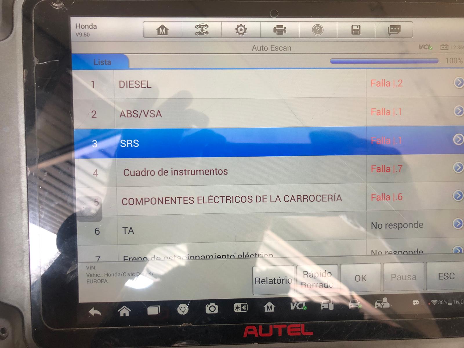 Reparación de ECU en Honda Civic: Diagnóstico y Solución a Problema de Arranque en Caliente En Soluciones GuemaCAR, nos especializamos en diagnosticar y reparar fallos electrónicos en automóviles, utilizando tecnología avanzada para brindar soluciones eficientes y confiables. Hoy te hablamos de un caso específico en un Honda Civic que presentaba problemas con el arranque del motor cuando el vehículo estaba caliente. A continuación, te explicamos cómo diagnosticamos el fallo y cómo lo solucionamos. El Problema: Imposibilidad de Arranque en Caliente El vehículo que nos ingresó fue un Honda Civic con la matrícula 4510 GXM (aproximadamente año 2011). El conductor nos reportó que el coche no arrancaba cuando estaba caliente. Esta avería es relativamente común, especialmente en modelos más antiguos o con componentes electrónicos complejos. Diagnóstico del Error: Fallo en la ECU Tras realizar el diagnóstico con nuestro equipo de escaneo de última generación, identificamos un fallo permanente y provisional en el módulo de control del motor (ECU) que se manifestaba con el código P0602. Este código es típico de un error de programación de la ECU, en este caso, relacionado con la falta de comunicación con el calculador motor. Este problema se detectó en la ECU Bosch EDC16C7, que es responsable de controlar varios aspectos cruciales del motor y el sistema electrónico del vehículo. La avería impedía que la ECU gestionara correctamente el arranque del motor, lo que resultaba en la imposibilidad de arranque en caliente. La Reparación: Reemplazo de Componentes y Actualización de Software En este caso, la reparación consistió en reemplazar los componentes internos dañados de la ECU y actualizar el software original de la unidad de control del motor. Esta actualización asegura que el módulo de control funcione correctamente y pueda comunicarse sin problemas con otros componentes electrónicos del vehículo. El proceso de reparación no solo resolvió el problema inmediato de arranque, sino que también garantizó que el vehículo pueda seguir funcionando con seguridad y eficacia a largo plazo. Detalles Técnicos de la ECU Bosch EDC16C7 La ECU Bosch EDC16C7 es un módulo de control de motor común en muchos vehículos europeos, especialmente en aquellos fabricados por marcas como Honda, que utilizan tecnología Bosch para el control del motor. Esta ECU es responsable de gestionar el rendimiento del motor, la inyección de combustible, las emisiones y otros sistemas relacionados con la eficiencia del vehículo. Uno de los problemas comunes con esta unidad es la pérdida de comunicación con otros sistemas del vehículo, como los sensores de temperatura, presión de combustible y sensores de posición del árbol de levas. Esta falta de comunicación puede llevar a fallos en el arranque y a una disminución en el rendimiento del motor. Problemas Típicos de la ECU Bosch EDC16C7: Error en la comunicación con sensores: A menudo la ECU pierde la capacidad de comunicarse con los sensores del vehículo, lo que puede llevar a fallos en la inyección de combustible y al encendido. Fallas en el arranque en caliente: La ECU, si no está correctamente programada o tiene fallos en sus componentes internos, puede impedir que el motor arranque correctamente cuando está caliente. Fallas eléctricas adicionales: Si no se repara a tiempo, una ECU defectuosa puede causar fallas más graves en el sistema eléctrico del vehículo, afectando a otros módulos electrónicos.