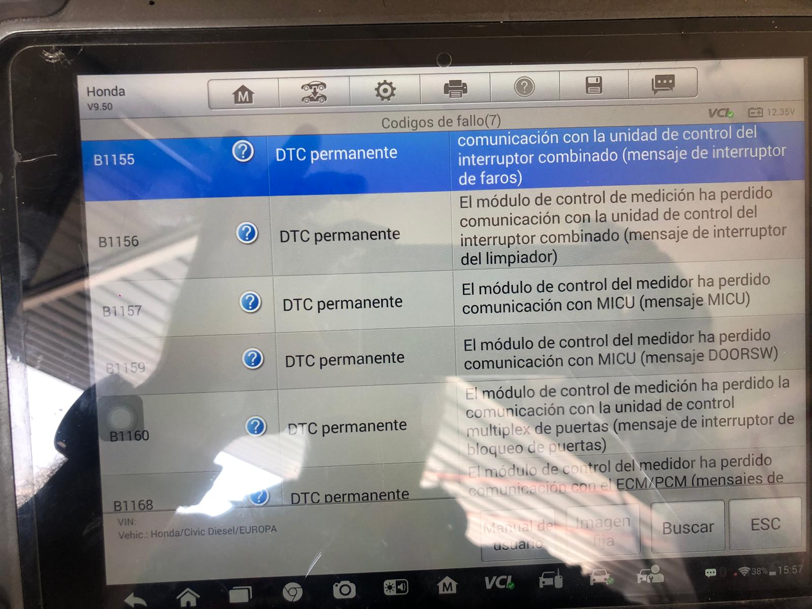 Reparación de ECU en Honda Civic: Diagnóstico y Solución a Problema de Arranque en Caliente En Soluciones GuemaCAR, nos especializamos en diagnosticar y reparar fallos electrónicos en automóviles, utilizando tecnología avanzada para brindar soluciones eficientes y confiables. Hoy te hablamos de un caso específico en un Honda Civic que presentaba problemas con el arranque del motor cuando el vehículo estaba caliente. A continuación, te explicamos cómo diagnosticamos el fallo y cómo lo solucionamos. El Problema: Imposibilidad de Arranque en Caliente El vehículo que nos ingresó fue un Honda Civic con la matrícula 4510 GXM (aproximadamente año 2011). El conductor nos reportó que el coche no arrancaba cuando estaba caliente. Esta avería es relativamente común, especialmente en modelos más antiguos o con componentes electrónicos complejos. Diagnóstico del Error: Fallo en la ECU Tras realizar el diagnóstico con nuestro equipo de escaneo de última generación, identificamos un fallo permanente y provisional en el módulo de control del motor (ECU) que se manifestaba con el código P0602. Este código es típico de un error de programación de la ECU, en este caso, relacionado con la falta de comunicación con el calculador motor. Este problema se detectó en la ECU Bosch EDC16C7, que es responsable de controlar varios aspectos cruciales del motor y el sistema electrónico del vehículo. La avería impedía que la ECU gestionara correctamente el arranque del motor, lo que resultaba en la imposibilidad de arranque en caliente. La Reparación: Reemplazo de Componentes y Actualización de Software En este caso, la reparación consistió en reemplazar los componentes internos dañados de la ECU y actualizar el software original de la unidad de control del motor. Esta actualización asegura que el módulo de control funcione correctamente y pueda comunicarse sin problemas con otros componentes electrónicos del vehículo. El proceso de reparación no solo resolvió el problema inmediato de arranque, sino que también garantizó que el vehículo pueda seguir funcionando con seguridad y eficacia a largo plazo. Detalles Técnicos de la ECU Bosch EDC16C7 La ECU Bosch EDC16C7 es un módulo de control de motor común en muchos vehículos europeos, especialmente en aquellos fabricados por marcas como Honda, que utilizan tecnología Bosch para el control del motor. Esta ECU es responsable de gestionar el rendimiento del motor, la inyección de combustible, las emisiones y otros sistemas relacionados con la eficiencia del vehículo. Uno de los problemas comunes con esta unidad es la pérdida de comunicación con otros sistemas del vehículo, como los sensores de temperatura, presión de combustible y sensores de posición del árbol de levas. Esta falta de comunicación puede llevar a fallos en el arranque y a una disminución en el rendimiento del motor. Problemas Típicos de la ECU Bosch EDC16C7: Error en la comunicación con sensores: A menudo la ECU pierde la capacidad de comunicarse con los sensores del vehículo, lo que puede llevar a fallos en la inyección de combustible y al encendido. Fallas en el arranque en caliente: La ECU, si no está correctamente programada o tiene fallos en sus componentes internos, puede impedir que el motor arranque correctamente cuando está caliente. Fallas eléctricas adicionales: Si no se repara a tiempo, una ECU defectuosa puede causar fallas más graves en el sistema eléctrico del vehículo, afectando a otros módulos electrónicos.