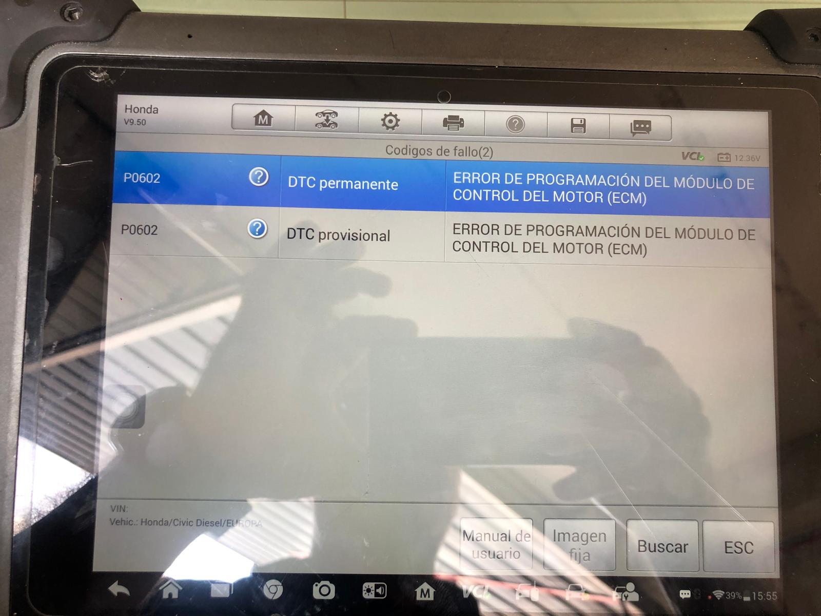 Reparación de ECU en Honda Civic: Diagnóstico y Solución a Problema de Arranque en Caliente En Soluciones GuemaCAR, nos especializamos en diagnosticar y reparar fallos electrónicos en automóviles, utilizando tecnología avanzada para brindar soluciones eficientes y confiables. Hoy te hablamos de un caso específico en un Honda Civic que presentaba problemas con el arranque del motor cuando el vehículo estaba caliente. A continuación, te explicamos cómo diagnosticamos el fallo y cómo lo solucionamos. El Problema: Imposibilidad de Arranque en Caliente El vehículo que nos ingresó fue un Honda Civic con la matrícula 4510 GXM (aproximadamente año 2011). El conductor nos reportó que el coche no arrancaba cuando estaba caliente. Esta avería es relativamente común, especialmente en modelos más antiguos o con componentes electrónicos complejos. Diagnóstico del Error: Fallo en la ECU Tras realizar el diagnóstico con nuestro equipo de escaneo de última generación, identificamos un fallo permanente y provisional en el módulo de control del motor (ECU) que se manifestaba con el código P0602. Este código es típico de un error de programación de la ECU, en este caso, relacionado con la falta de comunicación con el calculador motor. Este problema se detectó en la ECU Bosch EDC16C7, que es responsable de controlar varios aspectos cruciales del motor y el sistema electrónico del vehículo. La avería impedía que la ECU gestionara correctamente el arranque del motor, lo que resultaba en la imposibilidad de arranque en caliente. La Reparación: Reemplazo de Componentes y Actualización de Software En este caso, la reparación consistió en reemplazar los componentes internos dañados de la ECU y actualizar el software original de la unidad de control del motor. Esta actualización asegura que el módulo de control funcione correctamente y pueda comunicarse sin problemas con otros componentes electrónicos del vehículo. El proceso de reparación no solo resolvió el problema inmediato de arranque, sino que también garantizó que el vehículo pueda seguir funcionando con seguridad y eficacia a largo plazo. Detalles Técnicos de la ECU Bosch EDC16C7 La ECU Bosch EDC16C7 es un módulo de control de motor común en muchos vehículos europeos, especialmente en aquellos fabricados por marcas como Honda, que utilizan tecnología Bosch para el control del motor. Esta ECU es responsable de gestionar el rendimiento del motor, la inyección de combustible, las emisiones y otros sistemas relacionados con la eficiencia del vehículo. Uno de los problemas comunes con esta unidad es la pérdida de comunicación con otros sistemas del vehículo, como los sensores de temperatura, presión de combustible y sensores de posición del árbol de levas. Esta falta de comunicación puede llevar a fallos en el arranque y a una disminución en el rendimiento del motor. Problemas Típicos de la ECU Bosch EDC16C7: Error en la comunicación con sensores: A menudo la ECU pierde la capacidad de comunicarse con los sensores del vehículo, lo que puede llevar a fallos en la inyección de combustible y al encendido. Fallas en el arranque en caliente: La ECU, si no está correctamente programada o tiene fallos en sus componentes internos, puede impedir que el motor arranque correctamente cuando está caliente. Fallas eléctricas adicionales: Si no se repara a tiempo, una ECU defectuosa puede causar fallas más graves en el sistema eléctrico del vehículo, afectando a otros módulos electrónicos.