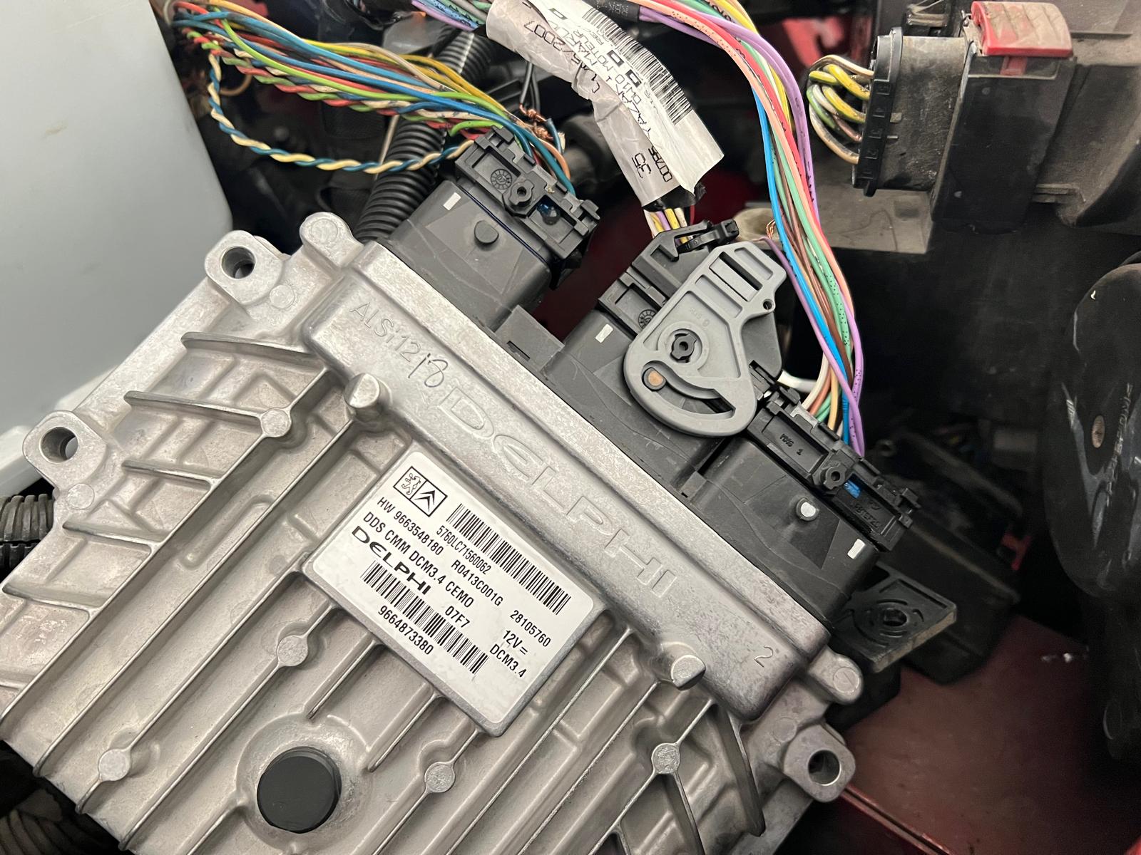 Tras el saneamiento de la instalación, finalmente logramos recuperar la comunicación con la ECU del motor. Sin embargo, el arranque seguía sin funcionar. Descubrimos que había sido un pico de tensión el causante de un daño más profundo. En esta imagen, puedes ver el trabajo realizado en la ECU del motor, un componente clave en el proceso de reparación.