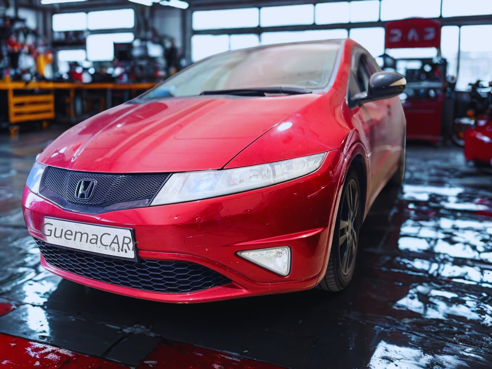 Reparación de ECU en Honda Civic: Diagnóstico y Solución a Problema de Arranque en Caliente En Soluciones GuemaCAR, nos especializamos en diagnosticar y reparar fallos electrónicos en automóviles, utilizando tecnología avanzada para brindar soluciones eficientes y confiables. Hoy te hablamos de un caso específico en un Honda Civic que presentaba problemas con el arranque del motor cuando el vehículo estaba caliente. A continuación, te explicamos cómo diagnosticamos el fallo y cómo lo solucionamos. El Problema: Imposibilidad de Arranque en Caliente El vehículo que nos ingresó fue un Honda Civic con la matrícula 4510 GXM (aproximadamente año 2011). El conductor nos reportó que el coche no arrancaba cuando estaba caliente. Esta avería es relativamente común, especialmente en modelos más antiguos o con componentes electrónicos complejos. Diagnóstico del Error: Fallo en la ECU Tras realizar el diagnóstico con nuestro equipo de escaneo de última generación, identificamos un fallo permanente y provisional en el módulo de control del motor (ECU) que se manifestaba con el código P0602. Este código es típico de un error de programación de la ECU, en este caso, relacionado con la falta de comunicación con el calculador motor. Este problema se detectó en la ECU Bosch EDC16C7, que es responsable de controlar varios aspectos cruciales del motor y el sistema electrónico del vehículo. La avería impedía que la ECU gestionara correctamente el arranque del motor, lo que resultaba en la imposibilidad de arranque en caliente. La Reparación: Reemplazo de Componentes y Actualización de Software En este caso, la reparación consistió en reemplazar los componentes internos dañados de la ECU y actualizar el software original de la unidad de control del motor. Esta actualización asegura que el módulo de control funcione correctamente y pueda comunicarse sin problemas con otros componentes electrónicos del vehículo. El proceso de reparación no solo resolvió el problema inmediato de arranque, sino que también garantizó que el vehículo pueda seguir funcionando con seguridad y eficacia a largo plazo. Detalles Técnicos de la ECU Bosch EDC16C7 La ECU Bosch EDC16C7 es un módulo de control de motor común en muchos vehículos europeos, especialmente en aquellos fabricados por marcas como Honda, que utilizan tecnología Bosch para el control del motor. Esta ECU es responsable de gestionar el rendimiento del motor, la inyección de combustible, las emisiones y otros sistemas relacionados con la eficiencia del vehículo. Uno de los problemas comunes con esta unidad es la pérdida de comunicación con otros sistemas del vehículo, como los sensores de temperatura, presión de combustible y sensores de posición del árbol de levas. Esta falta de comunicación puede llevar a fallos en el arranque y a una disminución en el rendimiento del motor. Problemas Típicos de la ECU Bosch EDC16C7: Error en la comunicación con sensores: A menudo la ECU pierde la capacidad de comunicarse con los sensores del vehículo, lo que puede llevar a fallos en la inyección de combustible y al encendido. Fallas en el arranque en caliente: La ECU, si no está correctamente programada o tiene fallos en sus componentes internos, puede impedir que el motor arranque correctamente cuando está caliente. Fallas eléctricas adicionales: Si no se repara a tiempo, una ECU defectuosa puede causar fallas más graves en el sistema eléctrico del vehículo, afectando a otros módulos electrónicos. Impacto de No Reparar la ECU Si esta avería no se hubiera reparado a tiempo, además de la imposibilidad de arranque en caliente, la ECU podría haber generado fallos más graves en el sistema electrónico del vehículo en el futuro. Los componentes electrónicos defectuosos pueden afectar a sistemas clave como: El sistema de inyección de combustible, lo que puede provocar una pérdida de potencia o un consumo excesivo de combustible. Los sistemas de control de emisiones, lo que podría generar fallos en la inspección técnica de vehículos (ITV) debido a la mala gestión de las emisiones. Otros módulos electrónicos, que podrían quedar desbordados por la falta de comunicación de la ECU, provocando averías adicionales que podrían ser costosas de reparar. Conclusión El fallo en la ECU Bosch EDC16C7 del Honda Civic fue una avería que afectó directamente al arranque del motor cuando estaba caliente. Sin embargo, gracias a la reparación de los componentes internos y la actualización del software original, hemos solucionado el problema y evitado futuros fallos en el sistema electrónico del vehículo. En Soluciones GuemaCAR, nos especializamos en la diagnosis y reparación de fallos electrónicos de vehículos. Si tu vehículo presenta problemas similares o cualquier otra avería electrónica, no dudes en contactarnos para obtener una solución profesional y eficiente.