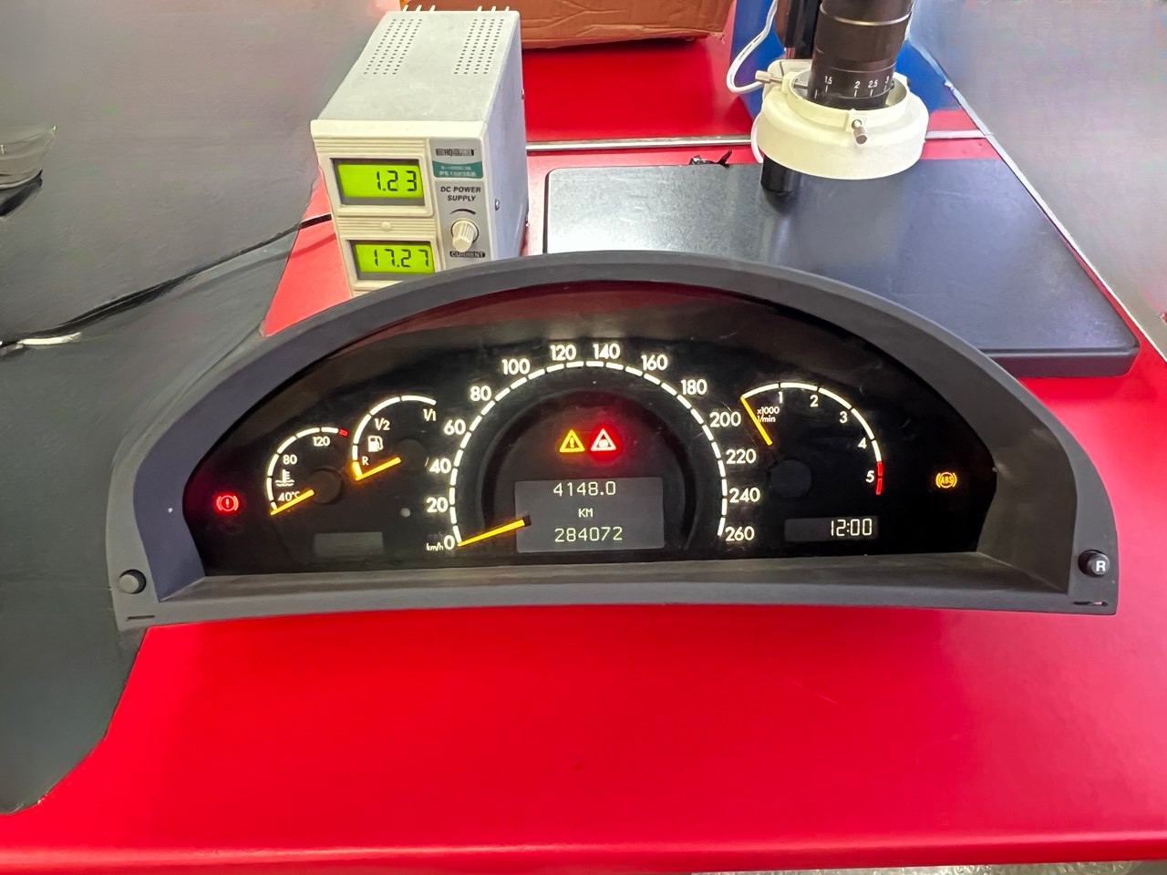 Síntomas Comunes de Averías en Cuadros de Instrumentos de Mercedes-Benz Los cuadros de instrumentos de Mercedes-Benz son sofisticados y requieren un diagnóstico y reparación especializada. Algunos de los síntomas más comunes que indican que tu cuadro de instrumentos puede estar fallando son: Pantalla apagada: Si el cuadro de instrumentos de tu Mercedes-Benz no enciende o muestra una pantalla en blanco, podría deberse a un problema con la alimentación del sistema o un fallo en el circuito principal. Luces de advertencia encendidas: Las luces de advertencia, como las de frenos, batería, o motor, permanecen encendidas sin una razón evidente, lo que podría indicar un problema con los sensores o el tablero de instrumentos. Lecturas erróneas: Si los medidores, como la velocidad, los RPM o el nivel de combustible, muestran lecturas incorrectas o fluctúan sin motivo aparente, esto podría indicar un fallo en los circuitos internos. Falta de respuesta de los indicadores: Si los indicadores de velocidad, temperatura o nivel de combustible no responden correctamente, probablemente tu cuadro de instrumentos esté dañado o necesite una reparación urgente.