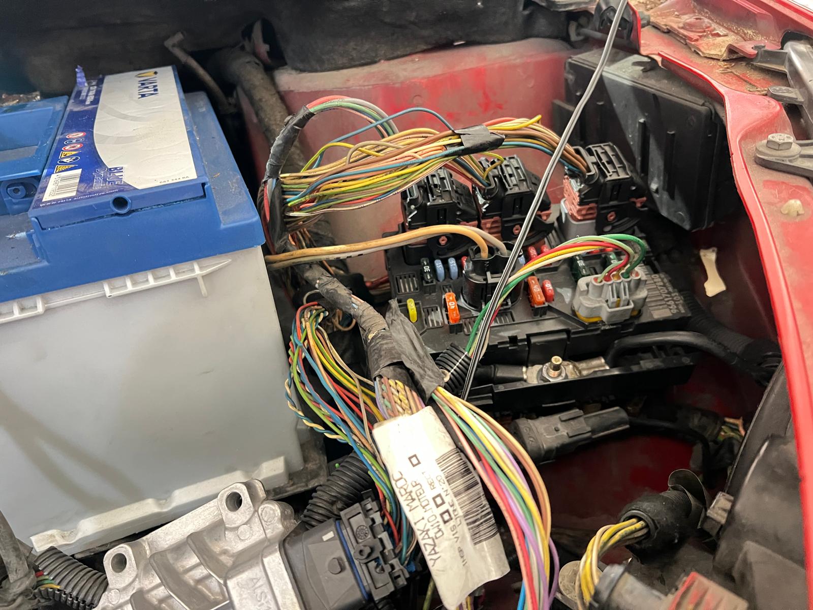 Sabíamos que el problema de las masas estaba afectando la comunicación entre los sistemas electrónicos. Procedimos a sanear la instalación eléctrica, eliminando las conexiones defectuosas y reduciendo la resistencia.