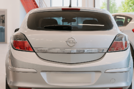 🚘 Avería en Opel Astra: Claxon no funciona al encender luces de posición o cruce (sin códigos de error) – Caso real resuelto en GuemaCAR En Soluciones GuemaCAR Laboratorio Electrónica Automotriz, situado en Calle Newton, Edificio 2, Nave 1, 28914, Leganés, Madrid, recibimos este Opel Astra con una avería eléctrica muy peculiar: 👉 El claxon (bocina) dejaba de funcionar al encender las luces de posición o cortas. ❌ El coche no presentaba ningún código de avería en centralita ❌ No pasaba la ITV debido a esta anomalía de seguridad. 🔍 Diagnóstico inicial En nuestra zona de diagnosis avanzada detectamos lo siguiente: El claxon funciona correctamente con luces apagadas. Al encender cualquier posición de luz (posición o cruce), el claxon queda completamente inactivo. No hay fallos en la ECU de motor, ni en UCH/BCM (unidad de carrocería). Ninguna luz de advertencia en el cuadro. Fusibles y relé de bocina comprobados y operativos. 🧠 ¿Qué puede causar esto en un Opel Astra? Esta avería suele deberse a un fallo en el módulo de la cinta espiral (clock spring / "clockspring"), también conocida como unidad de contacto giratorio. Este componente se encarga de mantener la conexión eléctrica entre el volante y los sistemas de airbag, claxon, mandos de control de luces, etc. 👉 En este caso concreto, al desmontar la zona del volante, se evidenció que la unidad de contacto rotativo (fabricada por VALEO, ref. 13198906) estaba dañada internamente. 🛠️ Proceso de reparación (con imágenes del caso real) Durante la intervención, el equipo técnico: Desmontó el airbag y volante con total seguridad (sistema con conectores amarillos y púrpura, habituales en sistemas de retención). Accedió a la unidad de contacto giratorio defectuosa. Se comprobó que el circuito interno tenía cortes intermitentes, probablemente por desgaste o microfisuras en las pistas flexibles. Se reemplazó la pieza defectuosa por una nueva original o reparada con garantía. Se rearmó todo con torque especificado, y se hizo recentrado del clock spring (etiqueta de fábrica “RE-CENTER”). 📸 Las imágenes del proceso muestran claramente la manipulación experta de la pieza, conectores, y herramientas usadas durante la reparación. ✅ Resultado final El claxon volvió a funcionar con y sin luces encendidas. El vehículo pasó ITV sin incidencias. Cliente satisfecho y agradecido por localizar una avería que no había sido resuelta por otros talleres. Sin necesidad de reprogramar centralitas ni reemplazar unidades electrónicas costosas. 💡 ¿Tienes un Opel Astra u otro vehículo con averías eléctricas raras como esta? En Soluciones GuemaCAR Laboratorio Electrónica Automotriz somos especialistas en: ✔️ Reparación de módulos electrónicos ✔️ Diagnóstico avanzado sin cambiar piezas al azar ✔️ Casos difíciles sin código de error ✔️ Reparación de BCM, CIM, ECU, UCH, EZS y más 📍 Calle Newton, Edificio 2, Nave 1, Leganés (Madrid) 📞 Contáctanos para cita previa o consulta técnica. 🔧 ¡Tu coche en manos expertas, sin cambiar piezas innecesarias!