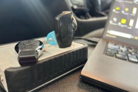 🔑 Pasos para Programar una Llave de Mercedes: Qué se puede hacer en casa y qué requiere taller En Soluciones GuemaCAR Laboratorio Electrónica Automotriz, recibimos muchas consultas sobre la programación de llaves Mercedes. ¿Se puede hacer en casa? ¿Hace falta máquina de diagnosis? ¿Y si la llave no abre ni arranca? En este post te explicamos claramente qué procedimientos puedes probar tú mismo, y cuándo es imprescindible acudir a un taller especializado como el nuestro en Leganés (Madrid). 📡 Sincronización del mando a distancia Mercedes (radiofrecuencia) Si el mando abre y cierra las puertas pero ha dejado de responder, puede tratarse simplemente de una desincronización, algo común tras cambios de batería o interferencias. 🔧 Procedimiento básico que puedes probar en casa: Apunta con la llave hacia el vehículo. Pulsa dos veces el botón de abrir o cerrar. En menos de 30 segundos, introduce la llave en el contacto. Gira a posición II (luces del tablero encendidas, sin arrancar). Espera unos segundos. Si la programación ha sido exitosa, los cierres centralizados se activarán automáticamente. ✅ Este método solo reprograma la señal de radiofrecuencia, no afecta al sistema de inmovilizador ni permite arrancar si la llave es nueva. 🛡️ Programación del inmovilizador: la parte crítica Desde finales de los años 90, Mercedes equipa sus vehículos con sistemas antirrobo complejos, donde cada llave está asociada electrónicamente a una centralita de inmovilizador (EIS / EZS). 🔐 Para programar una nueva llave codificada que arranque el coche, se necesita: Herramienta de diagnosis profesional (Xentry, Autel, XTool, etc.) Programadores especializados (IR, NEC, ESL, CGDI, VVDI MB…) Experiencia en extracción de datos y escritura de llaves vírgenes 👨‍🔧 Procedimiento típico en taller: Se conecta el equipo de diagnosis al puerto OBD. Se extrae la información de la centralita EIS/EZS, incluyendo el código PIN y hash de la llave. Se genera una nueva llave electrónica desde cero o se clona una existente. Se realiza prueba real: abrir, cerrar y arrancar. 🔁 ¿Se puede hacer sin acudir a un taller? ❌ No. Para una llave completamente nueva o perdida, no es posible programarla en casa. Ni existen aplicaciones ni procedimientos caseros que accedan al sistema antirrobo de Mercedes, por seguridad. Solo en casos de desincronización del mando (radiofrecuencia), puedes intentar el método manual. Pero para arrancar el vehículo, la codificación del inmovilizador siempre requiere equipo específico. 🧩 Recomendaciones prácticas Siempre que sea posible, guarda al menos una llave original funcional. En caso de pérdida total, no intentes forzar el contacto ni puentear: podrías bloquear el módulo EIS o ESL. Conserva documentación del vehículo y DNI al acudir a un especialista. Para modelos modernos, algunos servicios se hacen vía app oficial Mercedes Me, aunque requieren autorización. 🧰 ¿Y si quiero programar llaves Mercedes en mi taller? En nuestro laboratorio te orientamos sobre: Herramientas como XTool Elite, CGDI MB o VVDI2 Procedimientos por OBD o banco Precauciones de lectura / escritura en módulos EZS, ESL, EIS, NEC Si eres profesional del sector, también te ayudamos a montar tu equipo de trabajo y evitar bloqueos irreversibles. 🧠 Preguntas comunes que respondemos en el taller ¿Se puede hacer una copia sin tener ninguna llave original? ¿Qué software es compatible con mi modelo concreto? ¿Cómo sé si el mando está desincronizado o es un fallo del módulo? ¿Puedo comprar una llave virgen por internet y traerla al taller? 📍 ¿Necesitas programar tu llave Mercedes? En Soluciones GuemaCAR lo hacemos con garantía y sin improvisar. Tanto si necesitas una nueva llave, clonar la original, desbloquear el EZS o recuperar arranque, tenemos la solución. 📞 Llámanos o escríbenos por WhatsApp. 📍 Estamos en Leganés, Madrid 🌐 https://solucionesguemacar.es