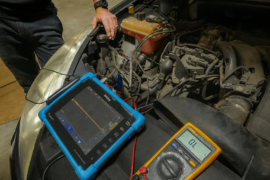 🚗 Avería Peugeot 407: No se apaga al quitar la llave y aparecen múltiples fallos En esta nueva entrada del blog de Soluciones GuemaCAR Laboratorio Electrónica Automotriz, abordamos una avería real diagnosticada y reparada en nuestras instalaciones de Leganés (Madrid), que afecta a uno de los modelos más comunes: el Peugeot 407 2.0 HDi 136 CV. El problema era desconcertante para el cliente y otros talleres: 🔧 El motor no se apaga al quitar la llave del contacto. 🚨 Todos los testigos de avería se encienden aleatoriamente: motor, ABS, airbag… 🧩 Y lo más confuso: el coche no lanza un fallo claro, sino múltiples errores eléctricos al azar.