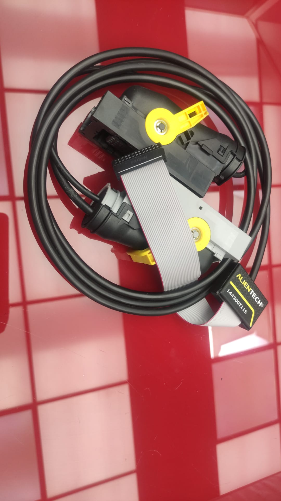 Cable para Camiones Service Mode Volvo TRW 144300T115 - Conexión BENCH para Camiones Volvo y Renault El Cable Service Mode Volvo TRW 144300T115 es una herramienta indispensable para técnicos y profesionales que trabajan con camiones Volvo y Renault equipados con sistemas TRW EMS2. Este cable permite realizar trabajos de diagnóstico y programación sin necesidad de abrir la centralita del motor, lo que facilita y agiliza las reparaciones. Características principales del Cable Service Mode 144300T115: Compatibilidad: Este cable es perfecto para camiones Volvo y Renault que usan las unidades de control TRW EMS2, incluyendo los modelos TRW EMS2.2 Gen2, TRW EMS2 E5, TRW EMS2.3, y TRW EMS2.4. Funcionalidad BENCH: Permite la conexión directa para realizar trabajos sin la necesidad de abrir la centralita, lo que mejora la eficiencia y seguridad en el proceso. Alta calidad: Fabricado con materiales duraderos y de alta calidad para garantizar un rendimiento fiable a largo plazo. Fácil de usar: Ideal para profesionales que necesitan herramientas especializadas para el diagnóstico y la reprogramación de sistemas electrónicos en vehículos pesados. ¿Por qué elegir el Cable Service Mode 144300T115? Este cable 144300T115 de Alientech es una de las mejores opciones del mercado para quienes buscan realizar trabajos de diagnóstico y reprogramación en camiones Volvo y Renault sin tener que manipular directamente la centralita del motor. Su uso en el modo Service facilita el acceso a los sistemas electrónicos de los vehículos sin realizar intervenciones complejas. Especificaciones del Producto: Referencia: 144300T115 Categoría: Alientech Precio: 194,00€ (sin IVA) Compatibilidad: Volvo Trucks, Renault Trucks con TRW EMS2.2 Gen2, EMS2 E5, EMS2.3 y EMS2.4. Este cable es perfecto para talleres de mantenimiento y expertos en electrónica vehicular que buscan optimizar sus procesos y trabajar con mayor rapidez y precisión.