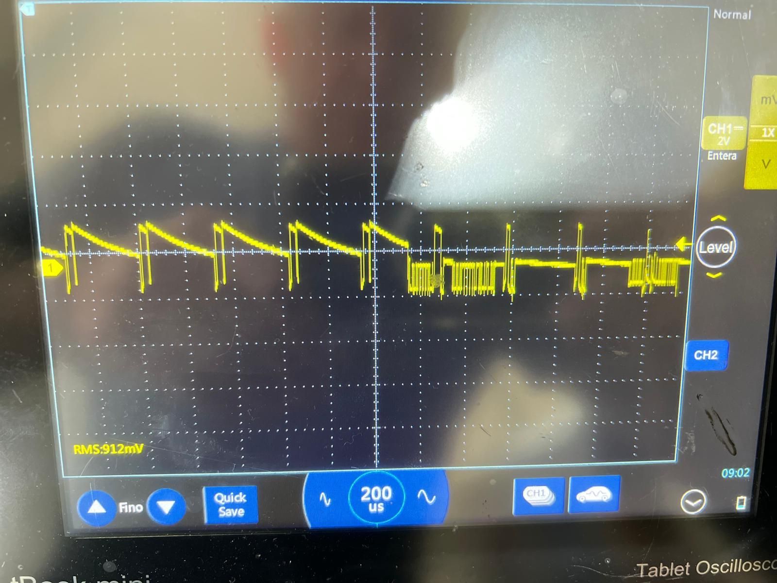 🔧 Diagnóstico profundo: oscilogramas y análisis de alimentación En laboratorio analizamos con osciloscopio: ✅ Línea de alimentación +12V de contacto ✅ Activación de relés principales ✅ Control de masa de la ECU ✅ Tramas de red CAN 📸 Como se ve en los oscilogramas reales, detectamos una activación cíclica anómala de la señal de alimentación, con repeticiones rítmicas, como si el relé principal intentara apagarse y volviera a activarse solo. Esto nos llevó a revisar el relé principal, el control de masa desde la BSI y la activación electrónica de la red CAN.