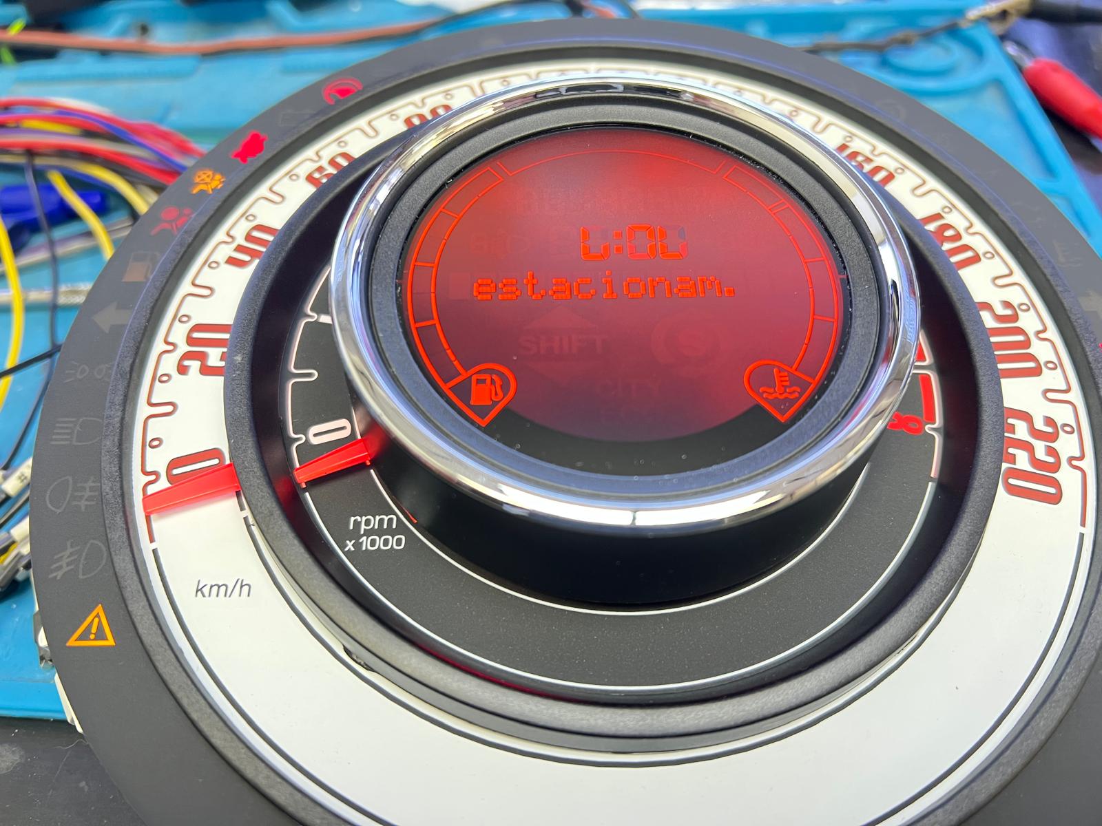 🚗 ¿Tu cuadro de instrumentos del Fiat 500 está sin luz o pantalla? No compres uno nuevo, ¡repara y ahorra en GuemaCAR! En Soluciones GuemaCAR, tu laboratorio de electrónica automotriz de confianza, hemos recibido recientemente un cuadro de instrumentos de Fiat 500 completamente muerto: sin iluminación, sin leds, sin pantalla LCD. Es un fallo más común de lo que imaginas, y tiene solución sin necesidad de gastar en un cuadro nuevo que puede costarte un dineral. ⚠️ ¿Qué fallos son frecuentes en el cuadro del Fiat 500? El cuadro de instrumentos del Fiat 500 (muy característico con su doble escala circular) suele presentar varios problemas eléctricos y electrónicos, entre los más comunes están: ✅ Pantalla LCD sin encender: el display se queda negro, sin mostrar ni la hora, ni el odómetro, ni los testigos. ✅ Fallo en la retroiluminación: se apagan los leds rojos que iluminan el velocímetro y el tacómetro, quedando el cuadro completamente a oscuras. ✅ Agujas que no se mueven o parpadean: el cuentarrevoluciones o el velocímetro hacen movimientos erráticos o quedan muertos. ✅ Testigos de avería que permanecen encendidos sin motivo: ABS, airbag, motor o dirección, aunque el coche no tenga fallos reales. ✅ Consumo interno o cortocircuitos que pueden incluso descargar la batería. Todos estos problemas son consecuencia del desgaste natural de los componentes electrónicos internos, soldaduras frías, microcortes en pistas del circuito impreso (PCB) o fallo de los reguladores de tensión. 🔧 ¿Cómo lo solucionamos en Soluciones GuemaCAR? En nuestro laboratorio de electrónica automotriz realizamos una reparación profesional que incluye: 🛠️ Diagnóstico exhaustivo con instrumental especializado, localizando fallos en chips, transistores y diodos. 💡 Reballing o resoldado de puntos críticos, recuperando la conductividad perfecta. ⚡ Sustitución de componentes SMD dañados, evitando futuras averías. 🧪 Test funcional en banco, simulando las señales del coche para verificar iluminación, agujas y pantalla antes de devolverlo al cliente. ✅ Garantía escrita sobre la reparación, algo que no tendrás comprando cuadros usados sin historial. 💰 ¿Por qué reparar en lugar de comprar un cuadro nuevo? ✔️ Ahorras hasta un 70% respecto a un cuadro nuevo original Fiat, que puede superar fácilmente los 700 €. ✔️ Mantienes tu kilometraje real, evitando complicaciones en ITV y futuras ventas del vehículo. ✔️ Contribuyes a un consumo más sostenible, dando nueva vida a tu cuadro sin generar residuos electrónicos.