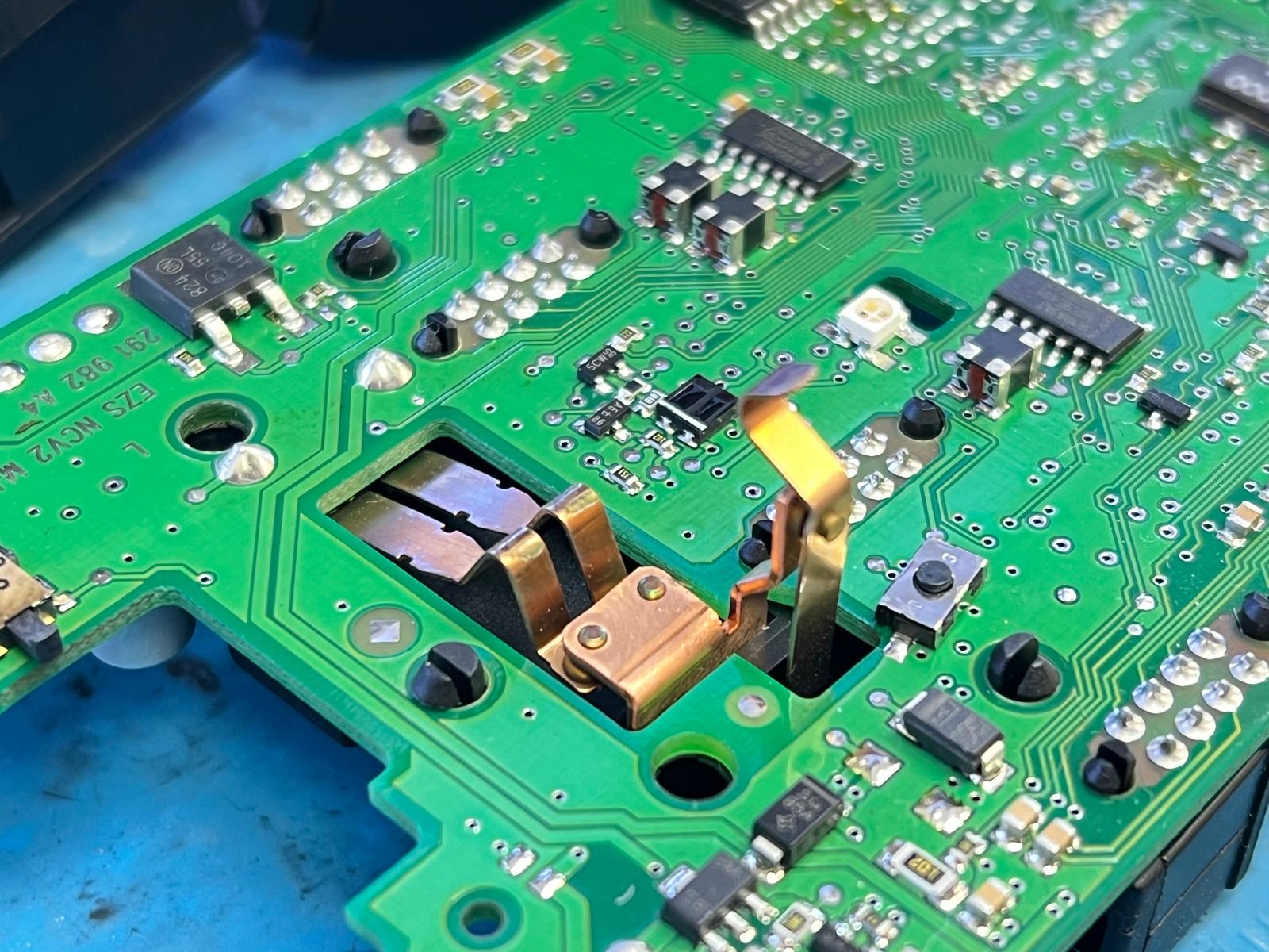 🛠️ Proceso de reparación del módulo EZS en Soluciones GuemaCAR En Soluciones GuemaCAR, no solo diagnosticamos el problema, sino que reparamos tu módulo EZS para que puedas volver a utilizar tu coche sin problemas. Aquí te mostramos el proceso paso a paso de nuestra reparación: Diagnóstico Iniciamos con una revisión exhaustiva del módulo EZS. Verificamos el estado de los circuitos internos y comprobamos los pines de conexión a la llave y al sistema de arranque. También realizamos pruebas en la comunicación CAN-Bus para asegurarnos de que el módulo esté correctamente sincronizado con la ECU. Desmontaje y limpieza Procedemos a desmontar cuidadosamente el módulo EZS y limpiamos los componentes internos para eliminar cualquier suciedad, corrosión o residuos que puedan estar afectando el rendimiento. Reemplazo de componentes dañados Si encontramos componentes electrónicos dañados, los reemplazamos por piezas de alta calidad. Esto incluye transistores, resistencias, condensadores y diodos, así como el circuito integrado (IC) principal. Reprogramación y prueba de llaves Una vez reparado, reprogramamos el módulo EZS para asegurarnos de que sea compatible con las llaves de tu vehículo. Esto garantiza que las llaves funcionen perfectamente con el sistema de arranque y encendido. Pruebas de funcionamiento Realizamos una serie de pruebas para asegurarnos de que el módulo EZS está funcionando correctamente y que el coche arranca sin problemas. También probamos el sistema de encendido, el reconocimiento de la llave y la comunicación entre módulos. 🔑 ¿Por qué elegir Soluciones GuemaCAR? ✔ Experiencia técnica: contamos con años de experiencia en la reparación de módulos electrónicos y sistemas de vehículos. ✔ Reparación con garantía: ofrecemos una garantía completa en la reparación de tu módulo EZS. ✔ Servicio rápido y confiable: entendemos la importancia de tu tiempo, por lo que realizamos las reparaciones con la mayor rapidez y eficiencia posible. ✔ Especialistas en Mercedes-Benz: tenemos un conocimiento profundo de los sistemas electrónicos de los vehículos Mercedes-Benz. 💡 ¿Tu llave no funciona o el coche no arranca? ¡No esperes más! Si estás experimentando alguno de los síntomas mencionados, contáctanos ahora para agendar tu cita y reparar tu módulo EZS en Soluciones GuemaCAR. ¡Deja que nuestros expertos solucionen tu problema!