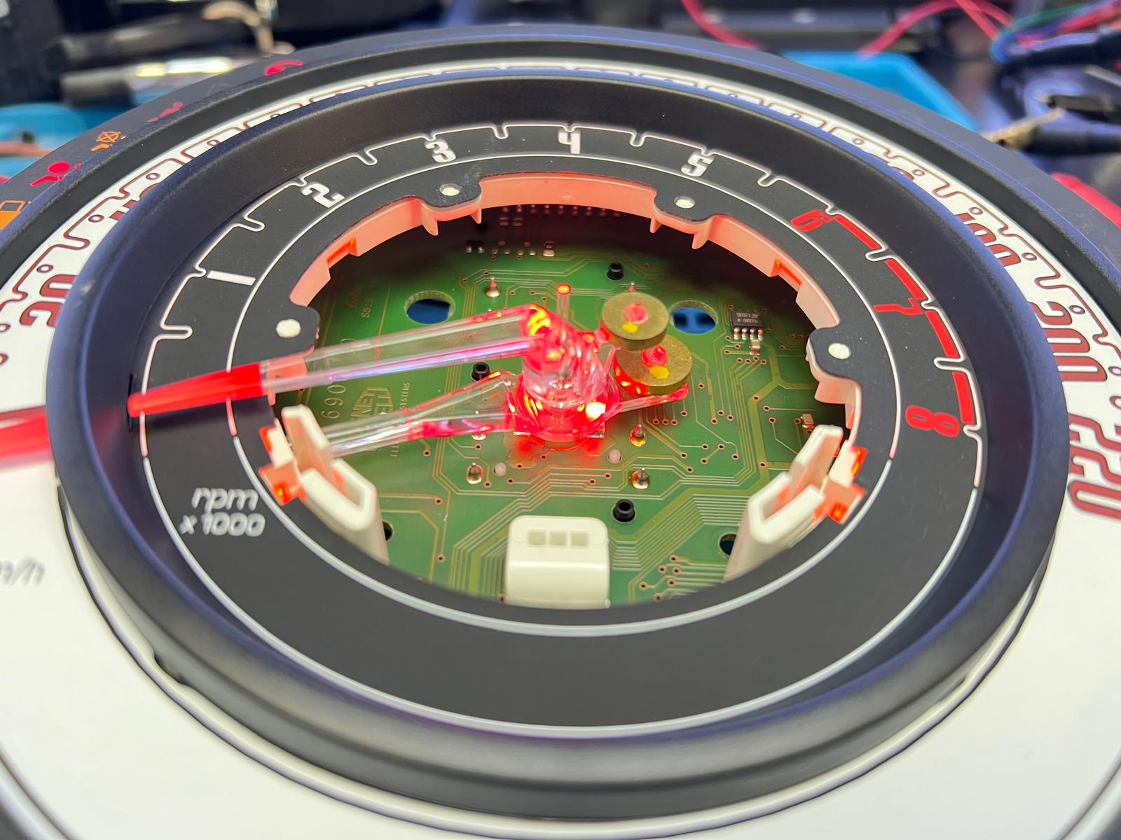 🚗 ¿Tu cuadro de instrumentos del Fiat 500 está sin luz o pantalla? No compres uno nuevo, ¡repara y ahorra en GuemaCAR! En Soluciones GuemaCAR, tu laboratorio de electrónica automotriz de confianza, hemos recibido recientemente un cuadro de instrumentos de Fiat 500 completamente muerto: sin iluminación, sin leds, sin pantalla LCD. Es un fallo más común de lo que imaginas, y tiene solución sin necesidad de gastar en un cuadro nuevo que puede costarte un dineral. ⚠️ ¿Qué fallos son frecuentes en el cuadro del Fiat 500? El cuadro de instrumentos del Fiat 500 (muy característico con su doble escala circular) suele presentar varios problemas eléctricos y electrónicos, entre los más comunes están: ✅ Pantalla LCD sin encender: el display se queda negro, sin mostrar ni la hora, ni el odómetro, ni los testigos. ✅ Fallo en la retroiluminación: se apagan los leds rojos que iluminan el velocímetro y el tacómetro, quedando el cuadro completamente a oscuras. ✅ Agujas que no se mueven o parpadean: el cuentarrevoluciones o el velocímetro hacen movimientos erráticos o quedan muertos. ✅ Testigos de avería que permanecen encendidos sin motivo: ABS, airbag, motor o dirección, aunque el coche no tenga fallos reales. ✅ Consumo interno o cortocircuitos que pueden incluso descargar la batería. Todos estos problemas son consecuencia del desgaste natural de los componentes electrónicos internos, soldaduras frías, microcortes en pistas del circuito impreso (PCB) o fallo de los reguladores de tensión. 🔧 ¿Cómo lo solucionamos en Soluciones GuemaCAR? En nuestro laboratorio de electrónica automotriz realizamos una reparación profesional que incluye: 🛠️ Diagnóstico exhaustivo con instrumental especializado, localizando fallos en chips, transistores y diodos. 💡 Reballing o resoldado de puntos críticos, recuperando la conductividad perfecta. ⚡ Sustitución de componentes SMD dañados, evitando futuras averías. 🧪 Test funcional en banco, simulando las señales del coche para verificar iluminación, agujas y pantalla antes de devolverlo al cliente. ✅ Garantía escrita sobre la reparación, algo que no tendrás comprando cuadros usados sin historial. 💰 ¿Por qué reparar en lugar de comprar un cuadro nuevo? ✔️ Ahorras hasta un 70% respecto a un cuadro nuevo original Fiat, que puede superar fácilmente los 700 €. ✔️ Mantienes tu kilometraje real, evitando complicaciones en ITV y futuras ventas del vehículo. ✔️ Contribuyes a un consumo más sostenible, dando nueva vida a tu cuadro sin generar residuos electrónicos.