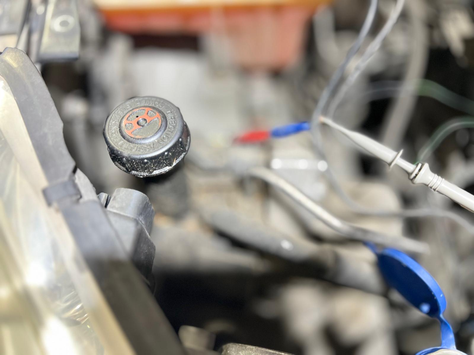 🧰 Causa localizada: fallo en circuito de retención de alimentación (BSI) El responsable final era el circuito de retención de alimentación post-contacto, que permite que algunos módulos sigan activos unos segundos tras quitar la llave (luces, climatización, etc.). En este caso, el transistor de control y la lógica de corte en la BSI estaban defectuosos, permitiendo un "loop" eléctrico que mantenía activa la ECU aunque se quitara la llave. 👉 Este comportamiento también inyectaba ruido en la red CAN, lo que provocaba que otras unidades detectaran errores y encendieran testigos. 🔧 Reparación en Soluciones GuemaCAR En nuestro laboratorio: Reparamos la BSI sin necesidad de sustituirla. Se restablecieron los cortes de masa y señal. Probamos la ECU en banco y vehículo. Se eliminaron todos los errores DTC tras la reparación. Resultado: ✅ El coche se apaga perfectamente con la llave. ✅ No vuelve a encender testigos aleatorios. ✅ La red CAN recupera su estabilidad. ✅ Cliente feliz, sin necesidad de cambiar media electrónica del coche.