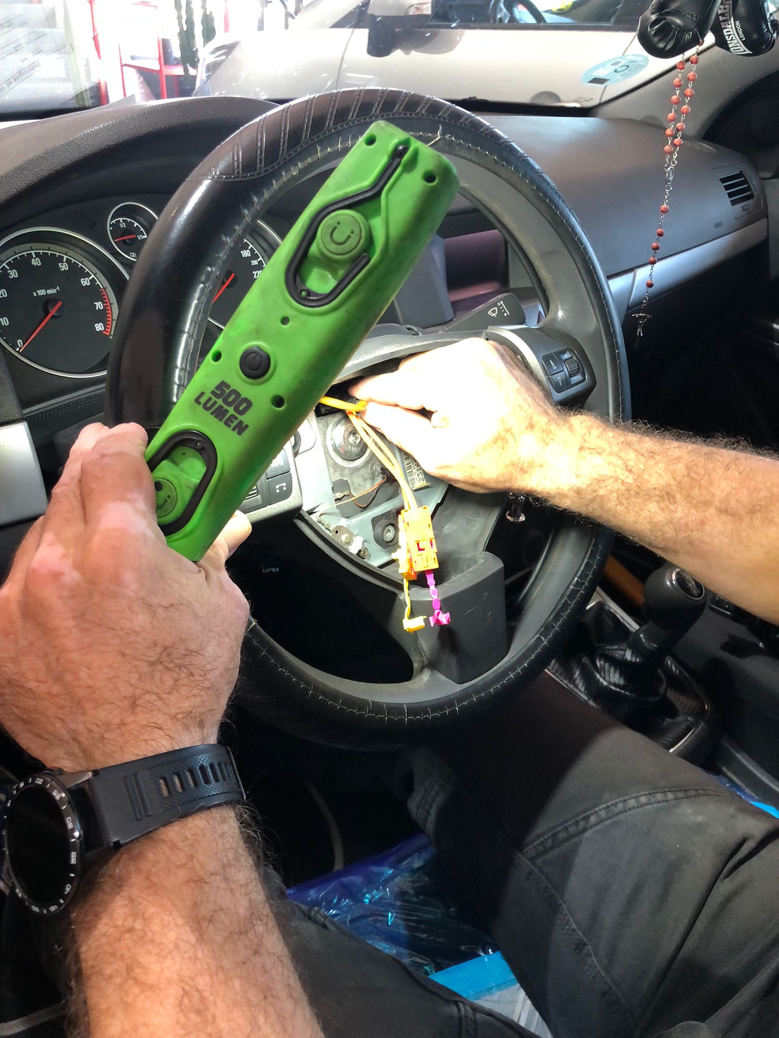 🚘 Avería en Opel Astra: Claxon no funciona al encender luces de posición o cruce (sin códigos de error) – Caso real resuelto en GuemaCAR En Soluciones GuemaCAR Laboratorio Electrónica Automotriz, situado en Calle Newton, Edificio 2, Nave 1, 28914, Leganés, Madrid, recibimos este Opel Astra con una avería eléctrica muy peculiar: 👉 El claxon (bocina) dejaba de funcionar al encender las luces de posición o cortas. ❌ El coche no presentaba ningún código de avería en centralita ❌ No pasaba la ITV debido a esta anomalía de seguridad. 🔍 Diagnóstico inicial En nuestra zona de diagnosis avanzada detectamos lo siguiente: El claxon funciona correctamente con luces apagadas. Al encender cualquier posición de luz (posición o cruce), el claxon queda completamente inactivo. No hay fallos en la ECU de motor, ni en UCH/BCM (unidad de carrocería). Ninguna luz de advertencia en el cuadro. Fusibles y relé de bocina comprobados y operativos. 🧠 ¿Qué puede causar esto en un Opel Astra? Esta avería suele deberse a un fallo en el módulo de la cinta espiral (clock spring / "clockspring"), también conocida como unidad de contacto giratorio. Este componente se encarga de mantener la conexión eléctrica entre el volante y los sistemas de airbag, claxon, mandos de control de luces, etc. 👉 En este caso concreto, al desmontar la zona del volante, se evidenció que la unidad de contacto rotativo (fabricada por VALEO, ref. 13198906) estaba dañada internamente. 🛠️ Proceso de reparación (con imágenes del caso real) Durante la intervención, el equipo técnico: Desmontó el airbag y volante con total seguridad (sistema con conectores amarillos y púrpura, habituales en sistemas de retención). Accedió a la unidad de contacto giratorio defectuosa. Se comprobó que el circuito interno tenía cortes intermitentes, probablemente por desgaste o microfisuras en las pistas flexibles. Se reemplazó la pieza defectuosa por una nueva original o reparada con garantía. Se rearmó todo con torque especificado, y se hizo recentrado del clock spring (etiqueta de fábrica “RE-CENTER”). 📸 Las imágenes del proceso muestran claramente la manipulación experta de la pieza, conectores, y herramientas usadas durante la reparación. ✅ Resultado final El claxon volvió a funcionar con y sin luces encendidas. El vehículo pasó ITV sin incidencias. Cliente satisfecho y agradecido por localizar una avería que no había sido resuelta por otros talleres. Sin necesidad de reprogramar centralitas ni reemplazar unidades electrónicas costosas. 💡 ¿Tienes un Opel Astra u otro vehículo con averías eléctricas raras como esta? En Soluciones GuemaCAR Laboratorio Electrónica Automotriz somos especialistas en: ✔️ Reparación de módulos electrónicos ✔️ Diagnóstico avanzado sin cambiar piezas al azar ✔️ Casos difíciles sin código de error ✔️ Reparación de BCM, CIM, ECU, UCH, EZS y más 📍 Calle Newton, Edificio 2, Nave 1, Leganés (Madrid) 📞 Contáctanos para cita previa o consulta técnica. 🔧 ¡Tu coche en manos expertas, sin cambiar piezas innecesarias!