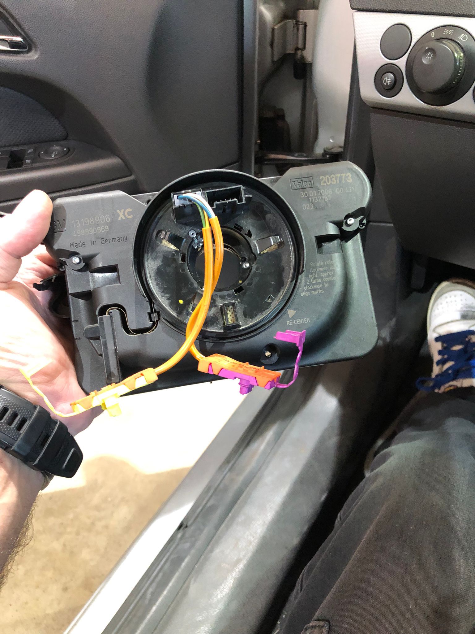 🚘 Avería en Opel Astra: Claxon no funciona al encender luces de posición o cruce (sin códigos de error) – Caso real resuelto en GuemaCAR En Soluciones GuemaCAR Laboratorio Electrónica Automotriz, situado en Calle Newton, Edificio 2, Nave 1, 28914, Leganés, Madrid, recibimos este Opel Astra con una avería eléctrica muy peculiar: 👉 El claxon (bocina) dejaba de funcionar al encender las luces de posición o cortas. ❌ El coche no presentaba ningún código de avería en centralita ❌ No pasaba la ITV debido a esta anomalía de seguridad. 🔍 Diagnóstico inicial En nuestra zona de diagnosis avanzada detectamos lo siguiente: El claxon funciona correctamente con luces apagadas. Al encender cualquier posición de luz (posición o cruce), el claxon queda completamente inactivo. No hay fallos en la ECU de motor, ni en UCH/BCM (unidad de carrocería). Ninguna luz de advertencia en el cuadro. Fusibles y relé de bocina comprobados y operativos. 🧠 ¿Qué puede causar esto en un Opel Astra? Esta avería suele deberse a un fallo en el módulo de la cinta espiral (clock spring / "clockspring"), también conocida como unidad de contacto giratorio. Este componente se encarga de mantener la conexión eléctrica entre el volante y los sistemas de airbag, claxon, mandos de control de luces, etc. 👉 En este caso concreto, al desmontar la zona del volante, se evidenció que la unidad de contacto rotativo (fabricada por VALEO, ref. 13198906) estaba dañada internamente. 🛠️ Proceso de reparación (con imágenes del caso real) Durante la intervención, el equipo técnico: Desmontó el airbag y volante con total seguridad (sistema con conectores amarillos y púrpura, habituales en sistemas de retención). Accedió a la unidad de contacto giratorio defectuosa. Se comprobó que el circuito interno tenía cortes intermitentes, probablemente por desgaste o microfisuras en las pistas flexibles. Se reemplazó la pieza defectuosa por una nueva original o reparada con garantía. Se rearmó todo con torque especificado, y se hizo recentrado del clock spring (etiqueta de fábrica “RE-CENTER”). 📸 Las imágenes del proceso muestran claramente la manipulación experta de la pieza, conectores, y herramientas usadas durante la reparación. ✅ Resultado final El claxon volvió a funcionar con y sin luces encendidas. El vehículo pasó ITV sin incidencias. Cliente satisfecho y agradecido por localizar una avería que no había sido resuelta por otros talleres. Sin necesidad de reprogramar centralitas ni reemplazar unidades electrónicas costosas. 💡 ¿Tienes un Opel Astra u otro vehículo con averías eléctricas raras como esta? En Soluciones GuemaCAR Laboratorio Electrónica Automotriz somos especialistas en: ✔️ Reparación de módulos electrónicos ✔️ Diagnóstico avanzado sin cambiar piezas al azar ✔️ Casos difíciles sin código de error ✔️ Reparación de BCM, CIM, ECU, UCH, EZS y más 📍 Calle Newton, Edificio 2, Nave 1, Leganés (Madrid) 📞 Contáctanos para cita previa o consulta técnica. 🔧 ¡Tu coche en manos expertas, sin cambiar piezas innecesarias!