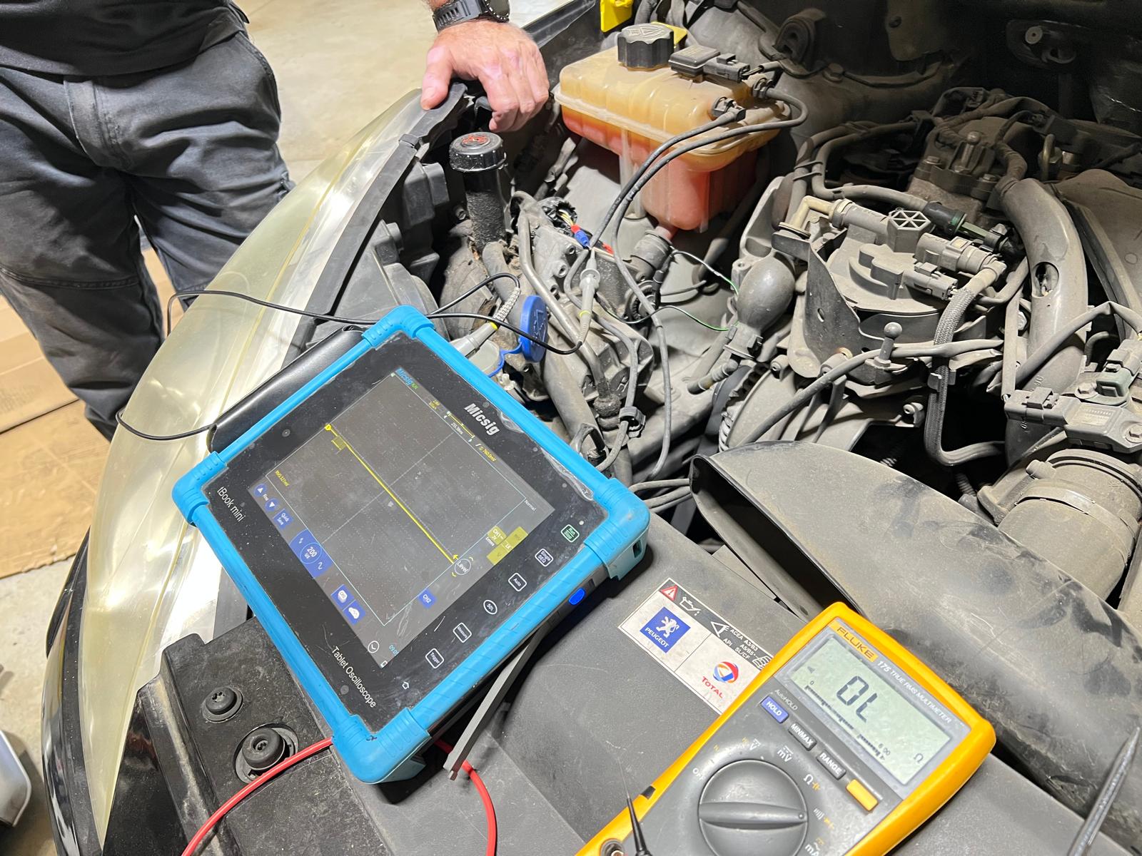 🚗 Avería Real Peugeot 407: No se apaga al quitar la llave y aparecen múltiples fallos En esta nueva entrada del blog de Soluciones GuemaCAR Laboratorio Electrónica Automotriz, abordamos una avería real diagnosticada y reparada en nuestras instalaciones de Leganés (Madrid), que afecta a uno de los modelos más comunes: el Peugeot 407 2.0 HDi 136 CV. El problema era desconcertante para el cliente y otros talleres: 🔧 El motor no se apaga al quitar la llave del contacto. 🚨 Todos los testigos de avería se encienden aleatoriamente: motor, ABS, airbag… 🧩 Y lo más confuso: el coche no lanza un fallo claro, sino múltiples errores eléctricos al azar.