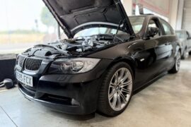 La JBE es la central electrónica de la caja de fusibles, ubicada normalmente en el lado del copiloto o en la zona del salpicadero, dependiendo del modelo BMW. Su función es actuar como centro de distribución eléctrica y de comunicaciones, conectando y controlando múltiples sistemas del coche. ⚡ Funciones principales de la JBE Distribución eléctrica: reparte la alimentación a diferentes módulos electrónicos del vehículo. Gestión de señales: recibe y envía datos entre distintas unidades de control (ECU, FRM, ABS, CAS, etc.). Control de confort: maneja funciones como elevalunas, luces interiores y exteriores, climatización, cierre centralizado, etc. Protección eléctrica: incluye relés y fusibles para proteger los circuitos ante cortocircuitos o sobretensiones. 🔍 Síntomas de fallo de la JBE Cuando la JBE falla, suelen presentarse problemas como: Pérdida de comunicación con otras unidades del vehículo. Luces, elevalunas o climatización que dejan de funcionar. Testigos encendidos en el cuadro de instrumentos. Fallos intermitentes eléctricos o consumo anormal de batería. 📋 Códigos DTC asociados Algunos de los códigos de error más comunes cuando la JBE tiene averías son: A559 → Sin comunicación con la JBE. A3B4 → Fallo interno de la unidad. 9CBC → Cortocircuito o error en alimentación. 93F9 → Problemas de comunicación CAN-Bus. 93FB → Fallos eléctricos en sistemas dependientes de la JBE. 🛠 Reparación en Soluciones GuemaCAR En nuestro laboratorio de electrónica automotriz realizamos: Diagnóstico con equipos especializados. Reparación electrónica interna de la JBE. Pruebas y verificación en vehículo. Garantía en todos los trabajos. Además, trabajamos con envíos a toda España para reparar la unidad y devolverla lista para montar.