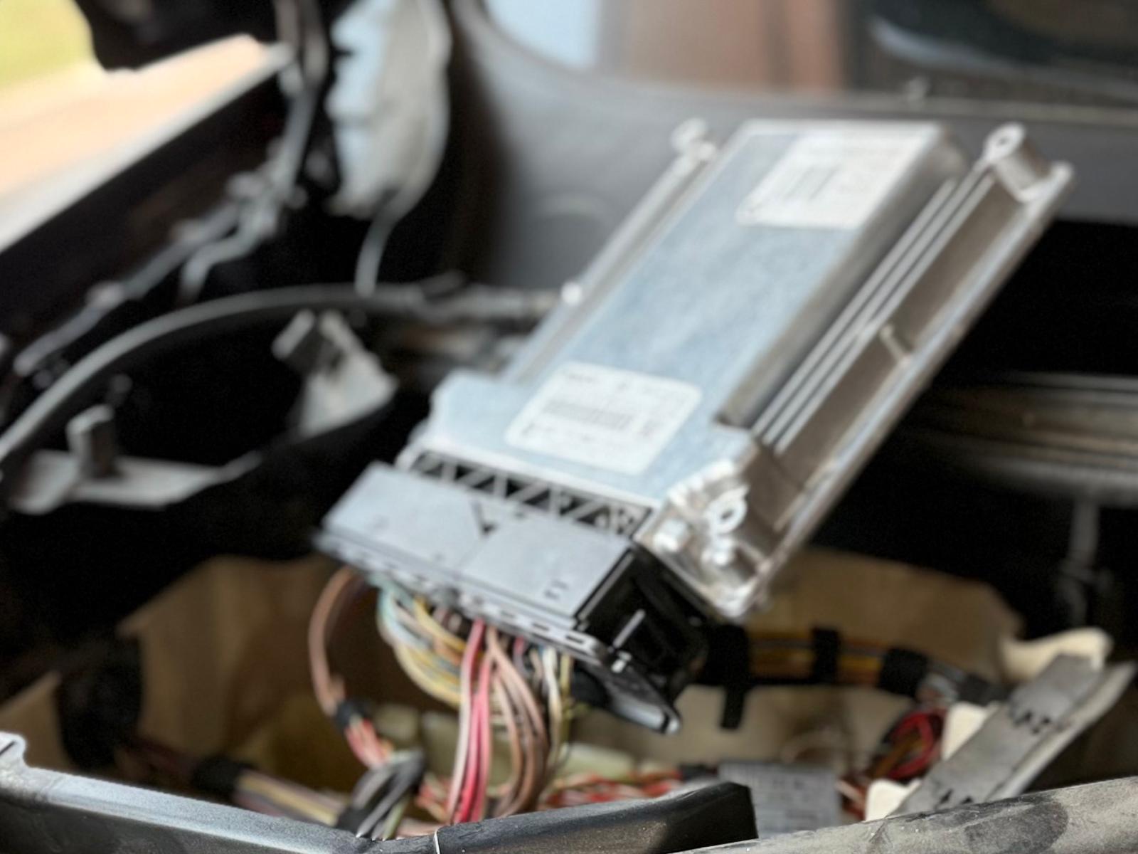 La JBE es la central electrónica de la caja de fusibles, ubicada normalmente en el lado del copiloto o en la zona del salpicadero, dependiendo del modelo BMW. Su función es actuar como centro de distribución eléctrica y de comunicaciones, conectando y controlando múltiples sistemas del coche. ⚡ Funciones principales de la JBE Distribución eléctrica: reparte la alimentación a diferentes módulos electrónicos del vehículo. Gestión de señales: recibe y envía datos entre distintas unidades de control (ECU, FRM, ABS, CAS, etc.). Control de confort: maneja funciones como elevalunas, luces interiores y exteriores, climatización, cierre centralizado, etc. Protección eléctrica: incluye relés y fusibles para proteger los circuitos ante cortocircuitos o sobretensiones. 🔍 Síntomas de fallo de la JBE Cuando la JBE falla, suelen presentarse problemas como: Pérdida de comunicación con otras unidades del vehículo. Luces, elevalunas o climatización que dejan de funcionar. Testigos encendidos en el cuadro de instrumentos. Fallos intermitentes eléctricos o consumo anormal de batería. 📋 Códigos DTC asociados Algunos de los códigos de error más comunes cuando la JBE tiene averías son: A559 → Sin comunicación con la JBE. A3B4 → Fallo interno de la unidad. 9CBC → Cortocircuito o error en alimentación. 93F9 → Problemas de comunicación CAN-Bus. 93FB → Fallos eléctricos en sistemas dependientes de la JBE. 🛠 Reparación en Soluciones GuemaCAR En nuestro laboratorio de electrónica automotriz realizamos: Diagnóstico con equipos especializados. Reparación electrónica interna de la JBE. Pruebas y verificación en vehículo. Garantía en todos los trabajos. Además, trabajamos con envíos a toda España para reparar la unidad y devolverla lista para montar.