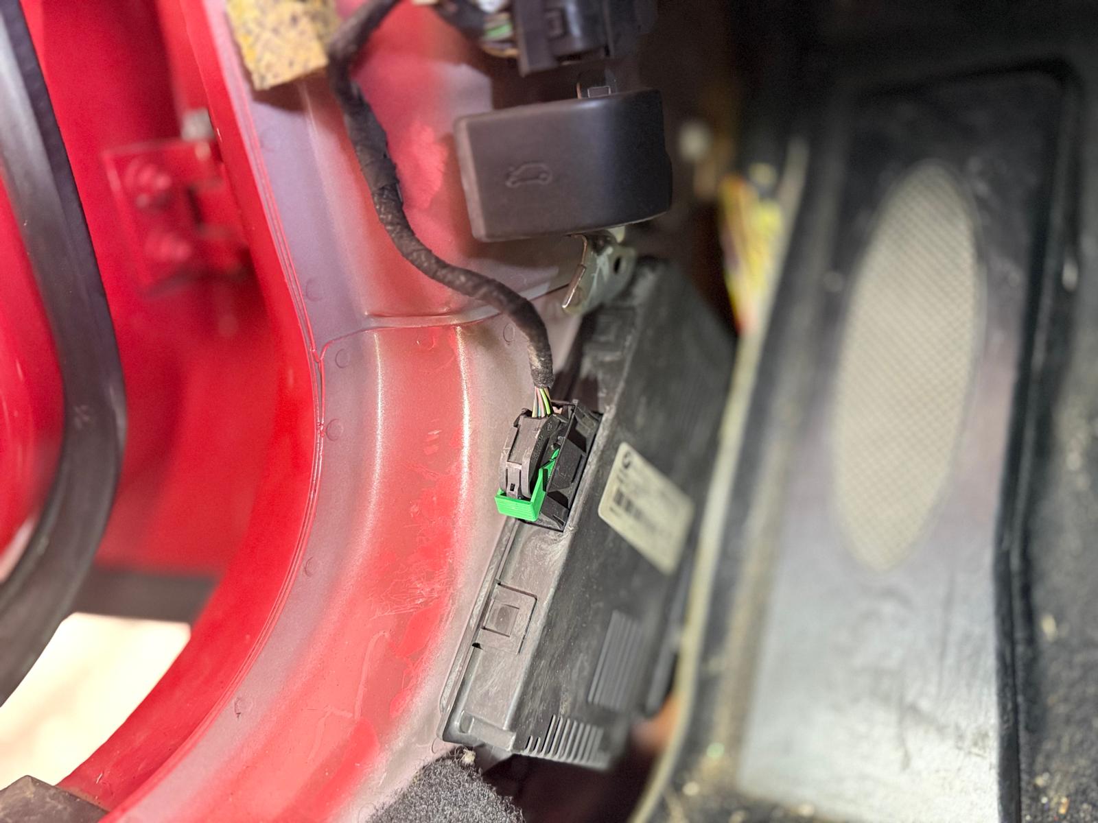 📍 Ubicación exacta del FRM en Mini: Bajo el tablero del lado del conductor, en la zona lateral izquierda. Se accede retirando la moldura lateral o la cubierta inferior del tablero. En muchos modelos está montado en un soporte cerca de la caja de fusibles. En los Mini R55, R56, R57, R58 y R59 (y BMW serie 1, 3, X1, etc.) la ubicación es la misma: zona del pie del conductor, detrás de la cubierta plástica, al lado del módulo de fusibles.