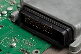 Descubre cómo los conectores y pines de la ECU afectan el rendimiento de tu vehículo y cómo repararlos para evitar fallos críticos.